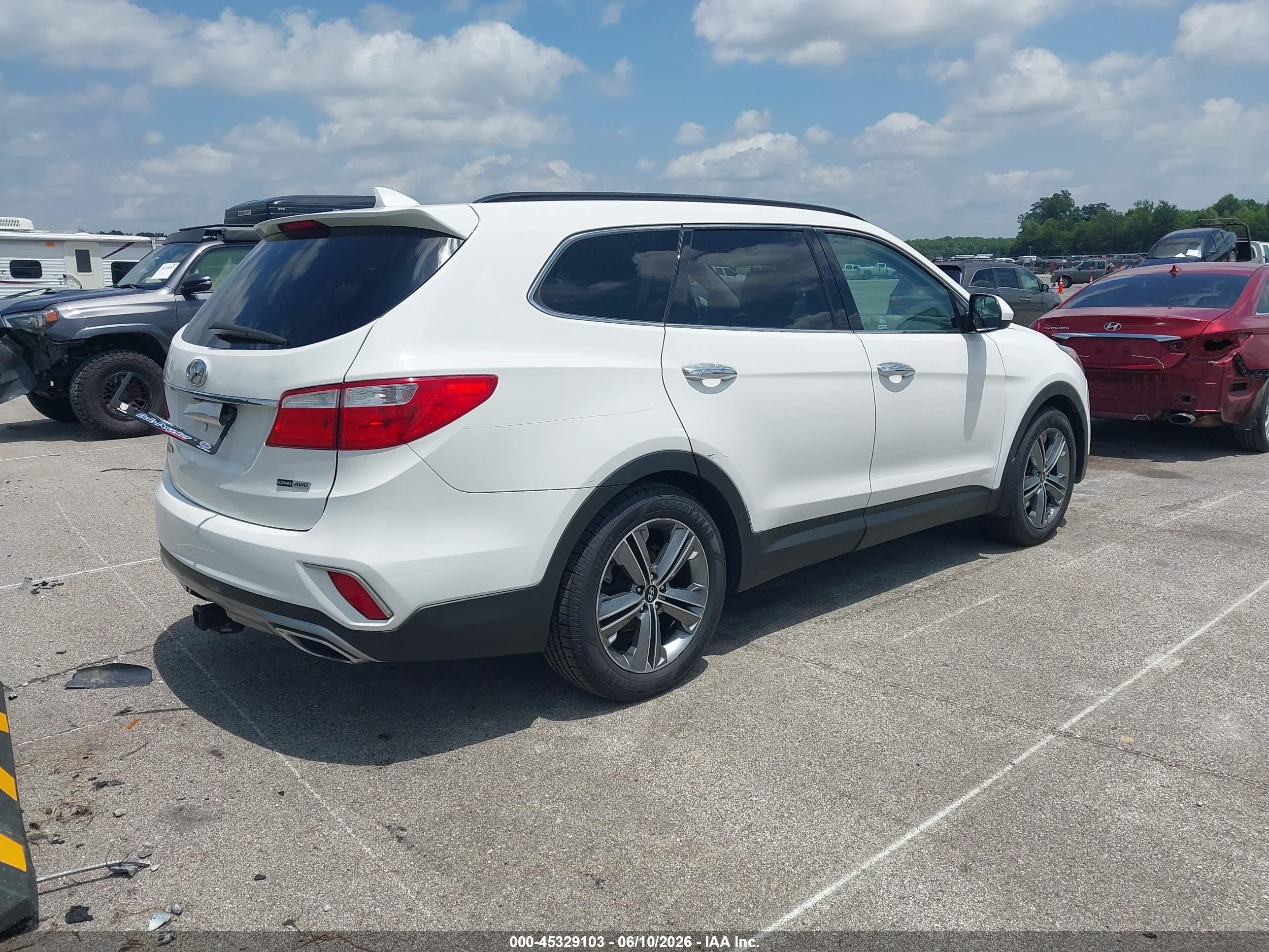 2015 Hyundai Santa Fe Gls White vin: KM8SRDHF7FU106571