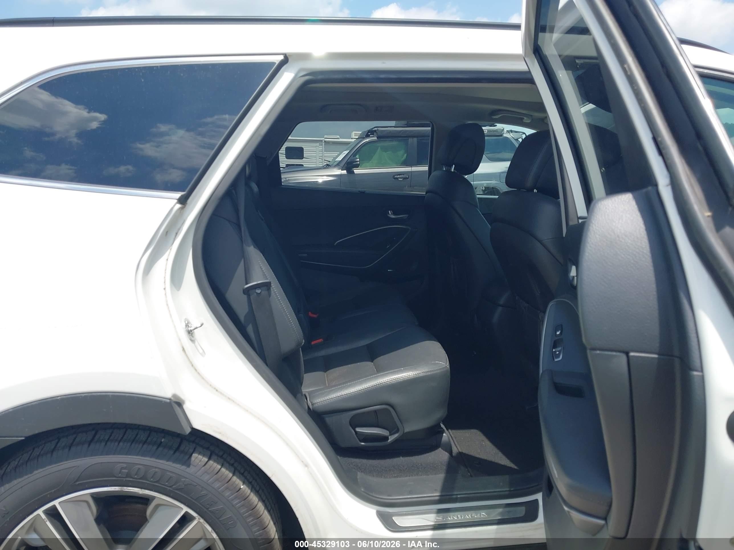 2015 Hyundai Santa Fe Gls White vin: KM8SRDHF7FU106571