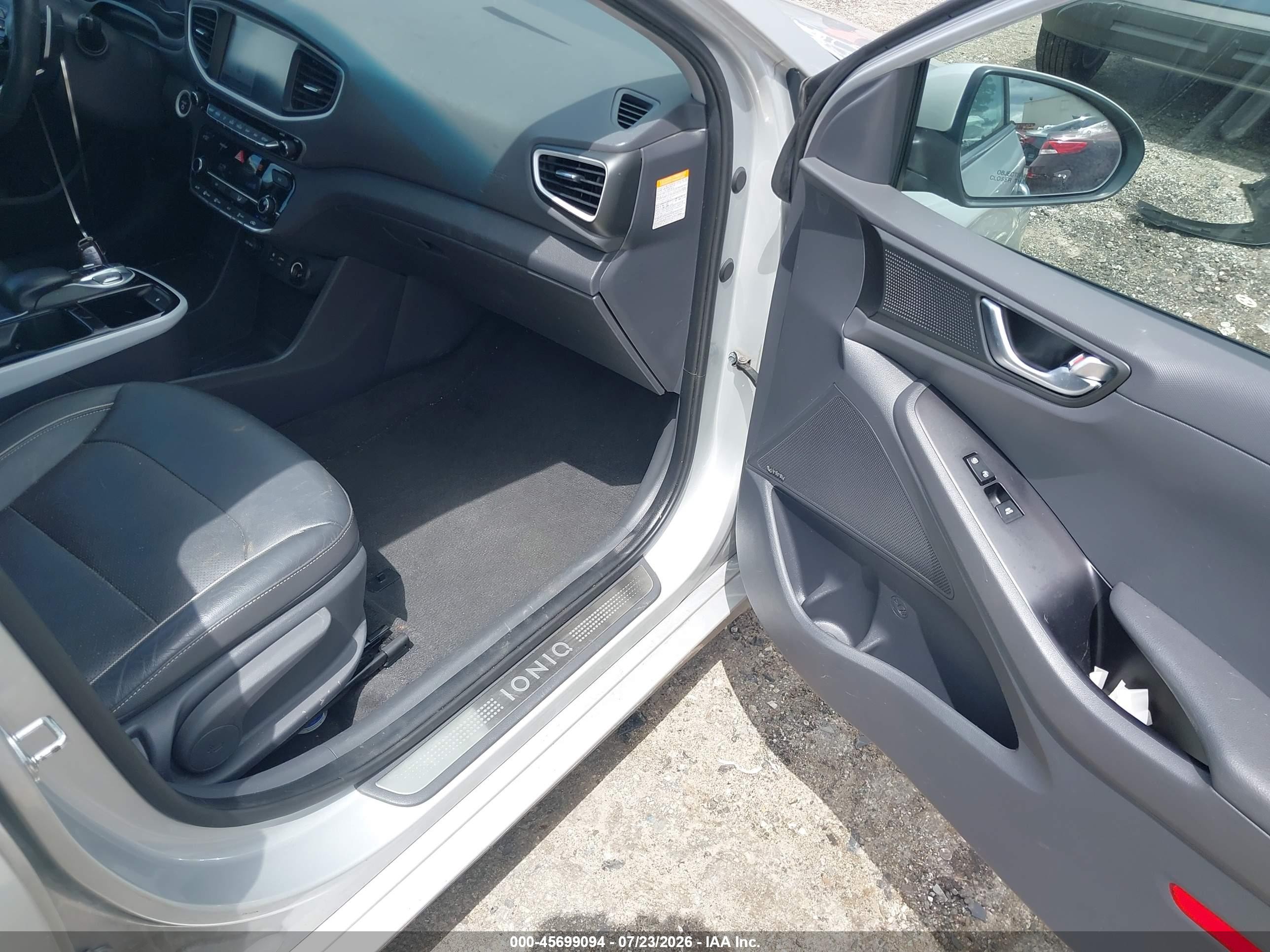 2019 Hyundai Ioniq Electric Limited Silver vin: KMHC05LH5KU044711