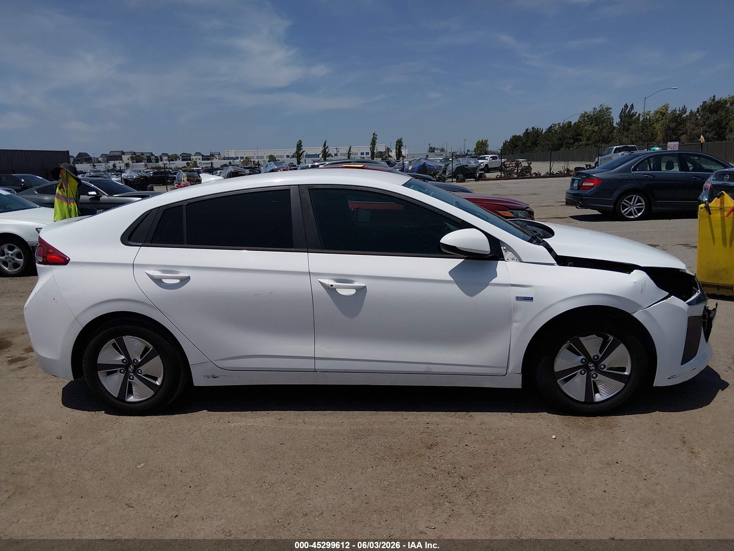 2018 Hyundai Ioniq Hybrid Blue White vin: KMHC65LC6JU102228
