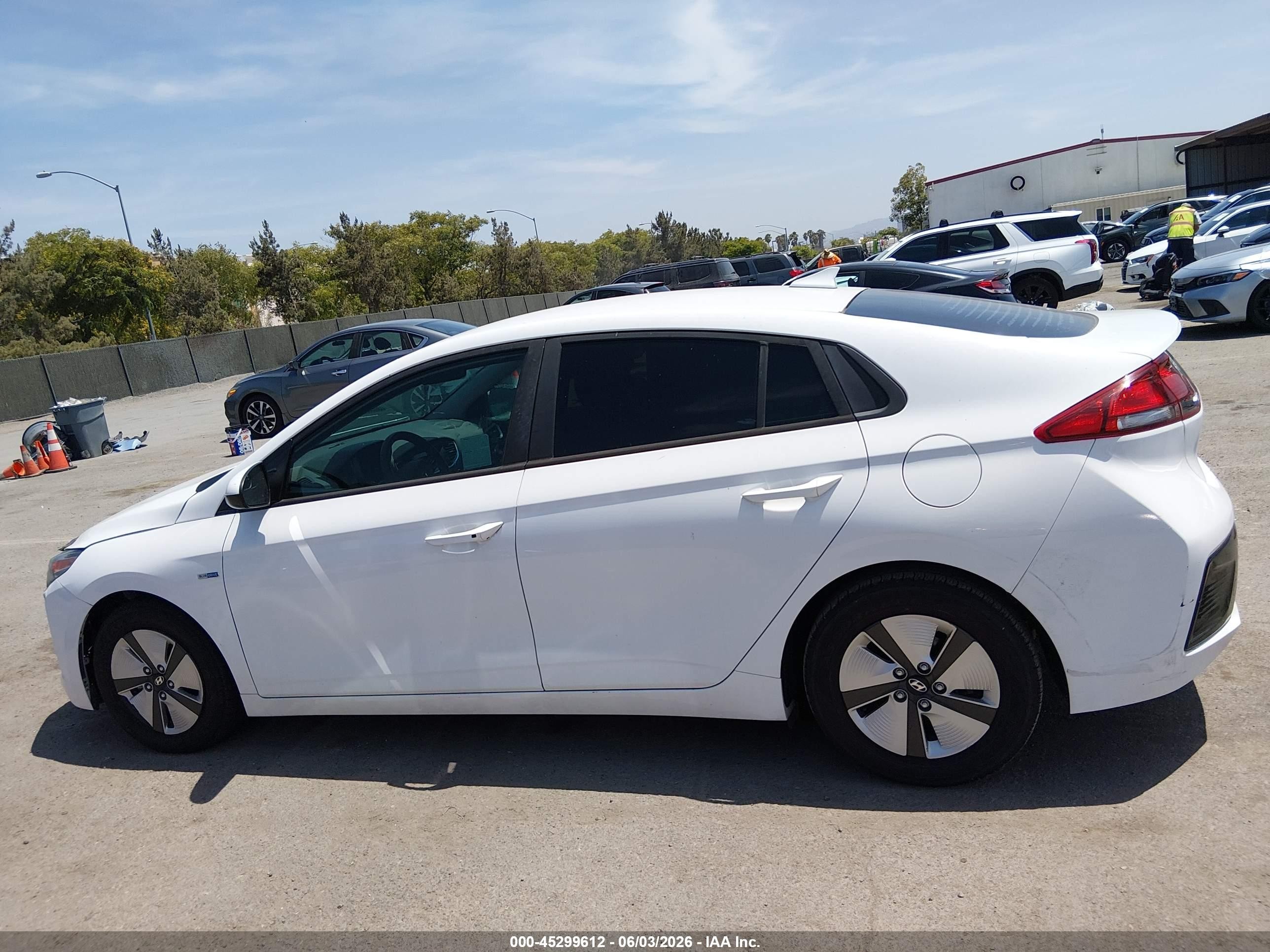 2018 Hyundai Ioniq Hybrid Blue White vin: KMHC65LC6JU102228
