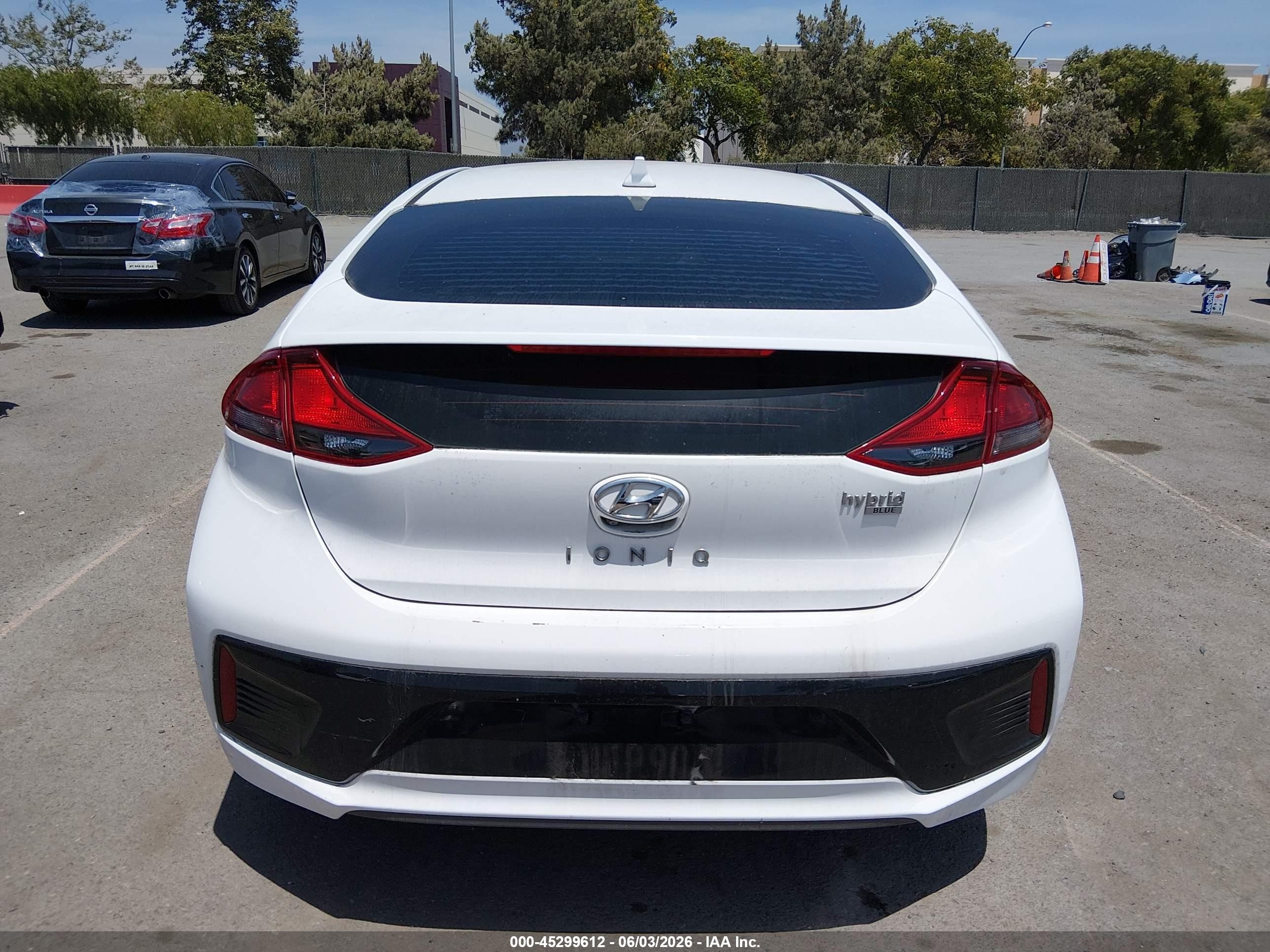 2018 Hyundai Ioniq Hybrid Blue White vin: KMHC65LC6JU102228