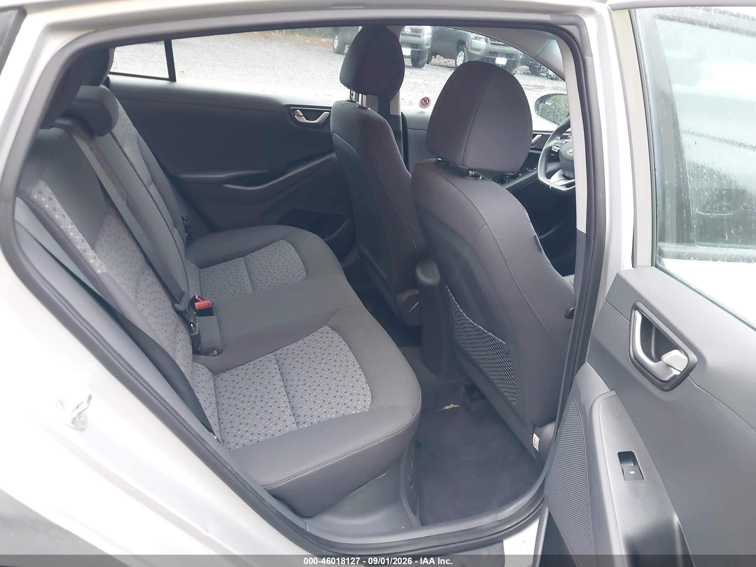 2018 Hyundai Ioniq Hybrid Blue Серебряный vin: KMHC65LC9JU076238