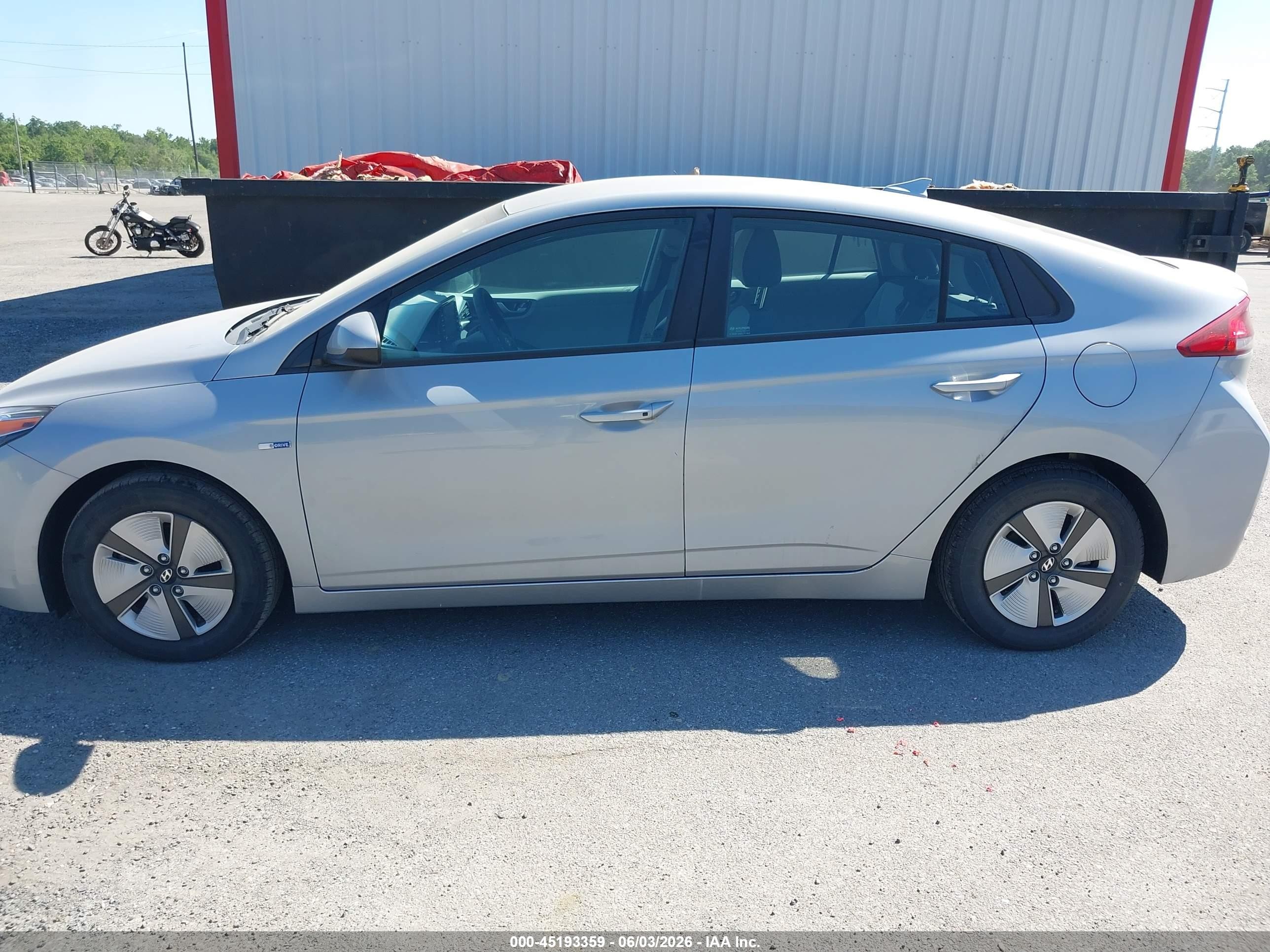 2020 Hyundai Ioniq Hybrid Blue Серебряный vin: KMHC65LC9LU220454