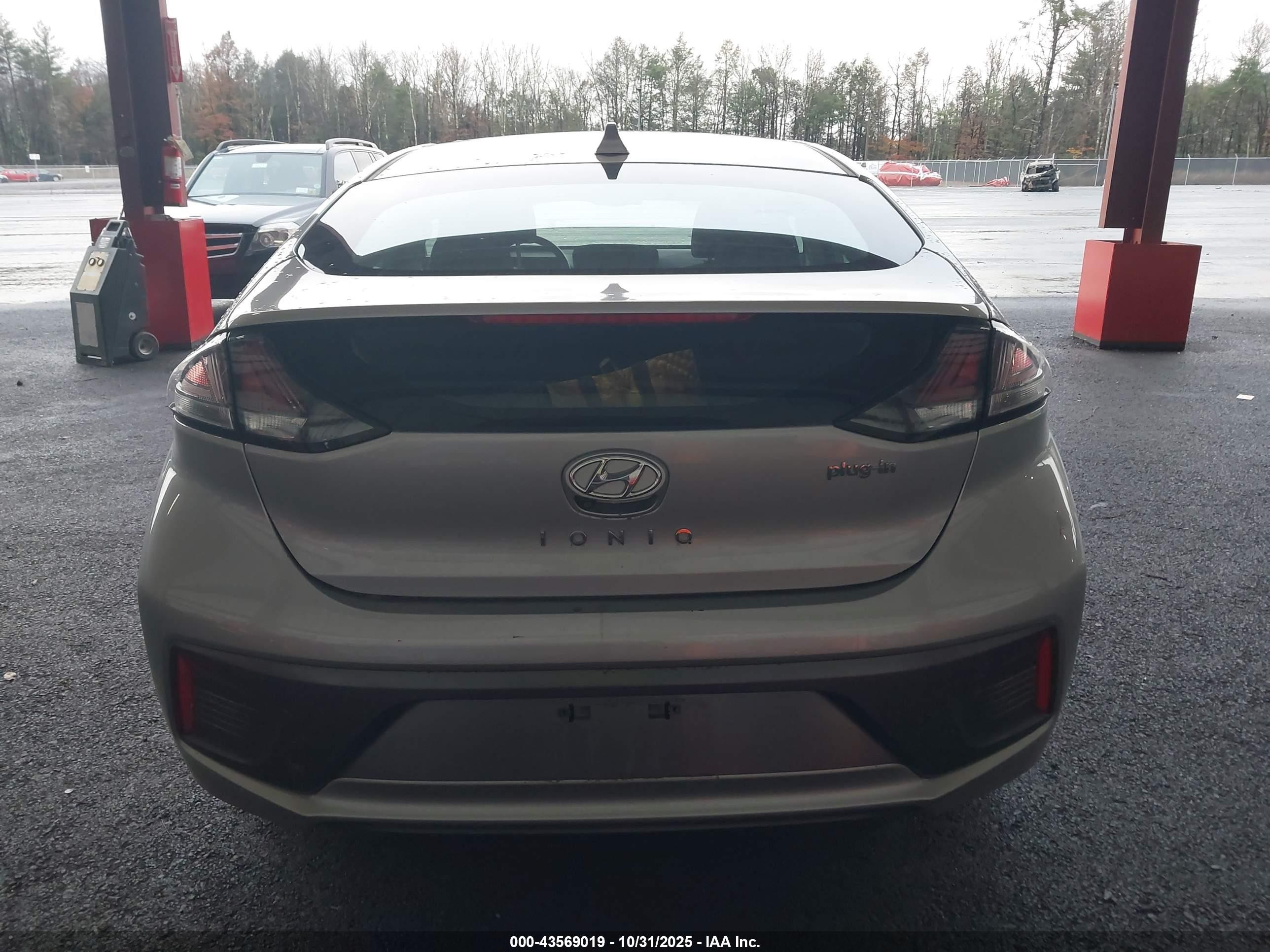 2021 Hyundai Ioniq Plug-in Hybrid Se Silver vin: KMHC65LD0MU253014