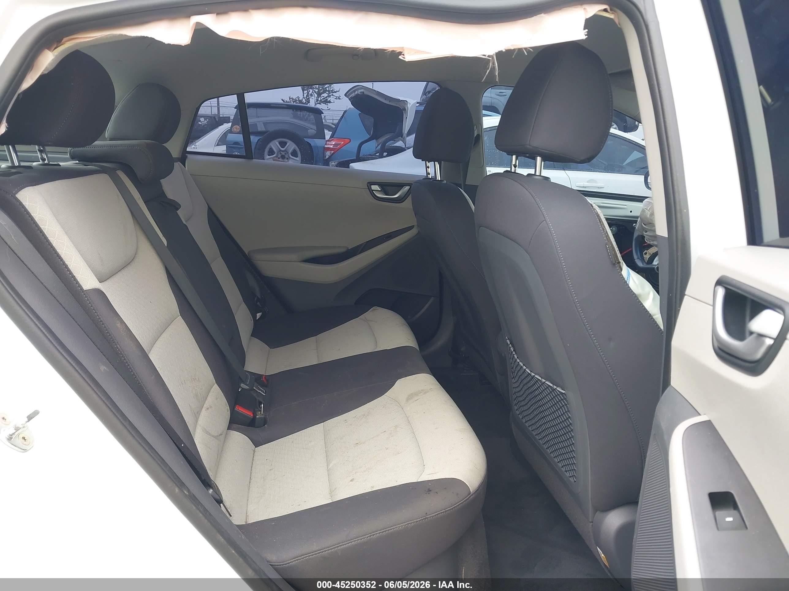 2019 Hyundai Ioniq Plug-in Hybrid   White vin: KMHC65LD2KU147130