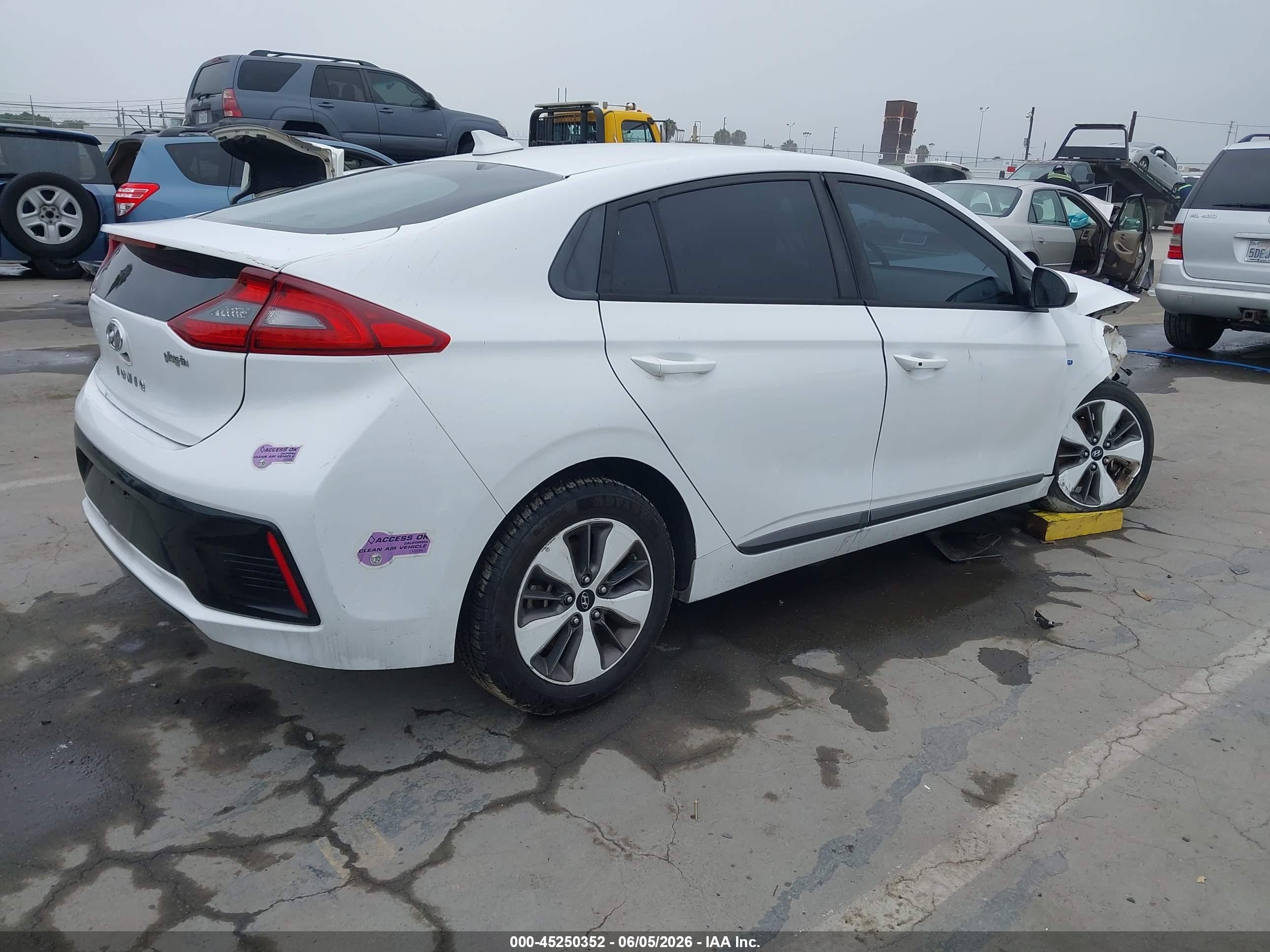 2019 Hyundai Ioniq Plug-in Hybrid   White vin: KMHC65LD2KU147130