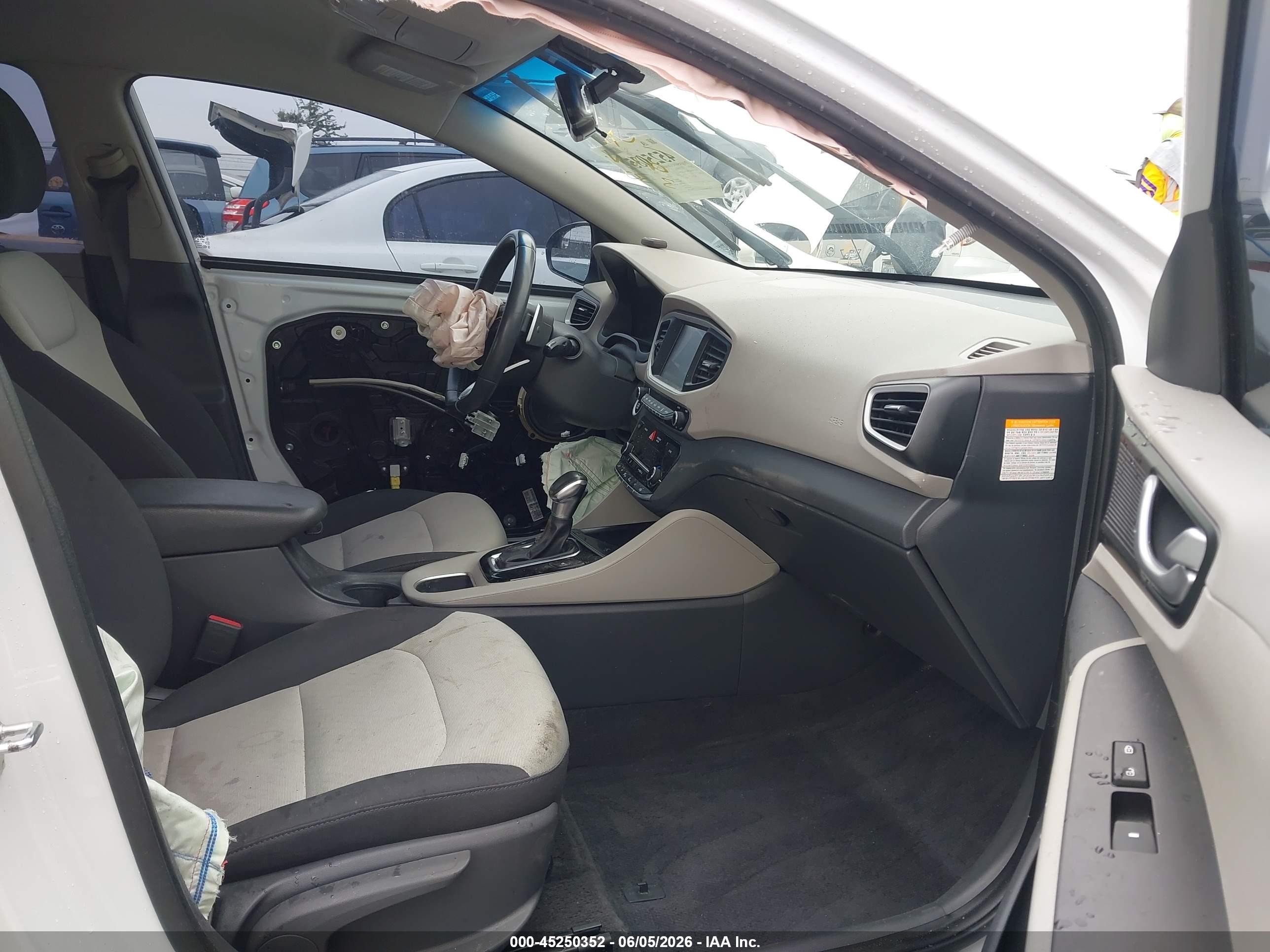 2019 Hyundai Ioniq Plug-in Hybrid   White vin: KMHC65LD2KU147130
