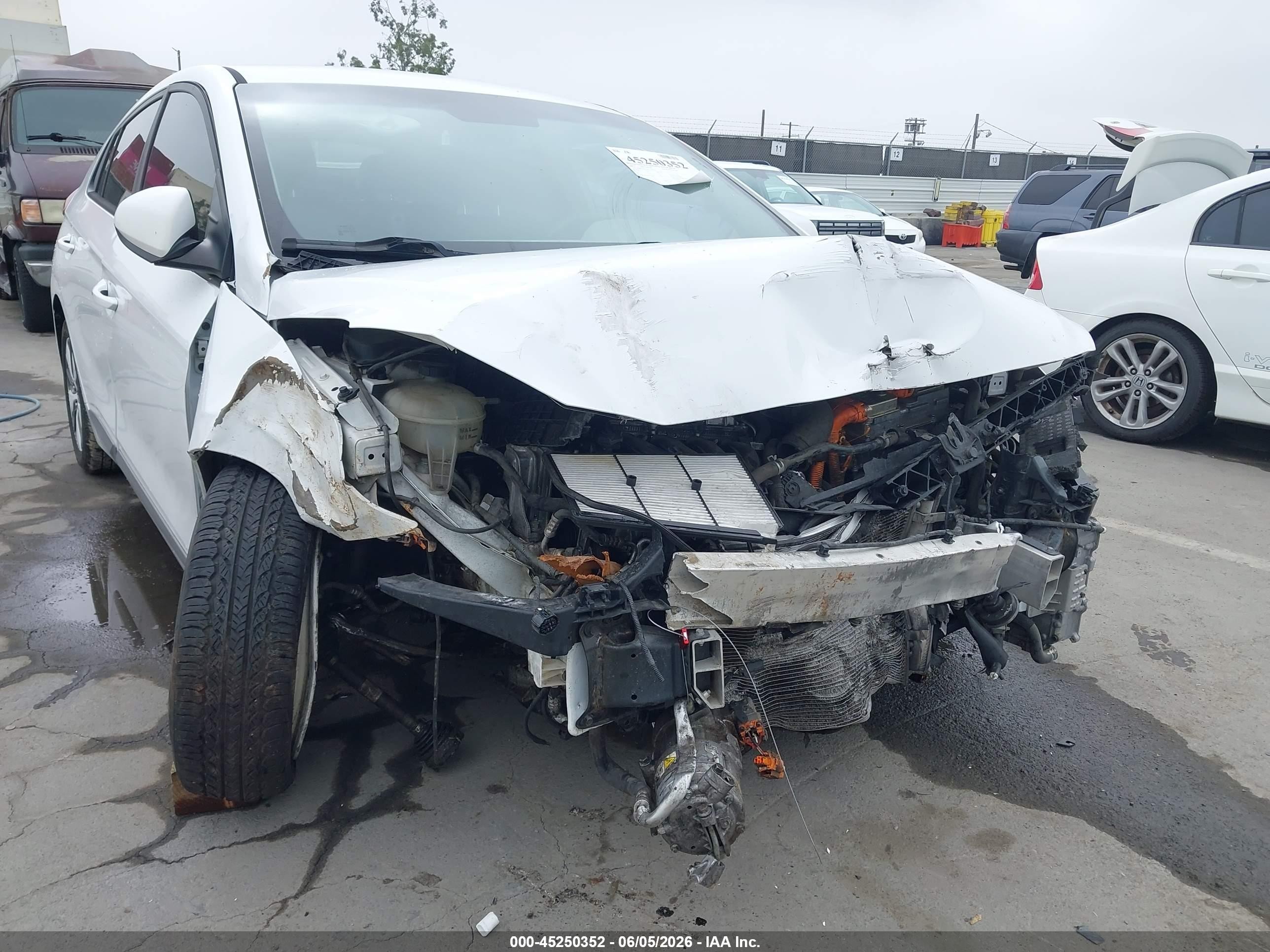2019 Hyundai Ioniq Plug-in Hybrid   White vin: KMHC65LD2KU147130