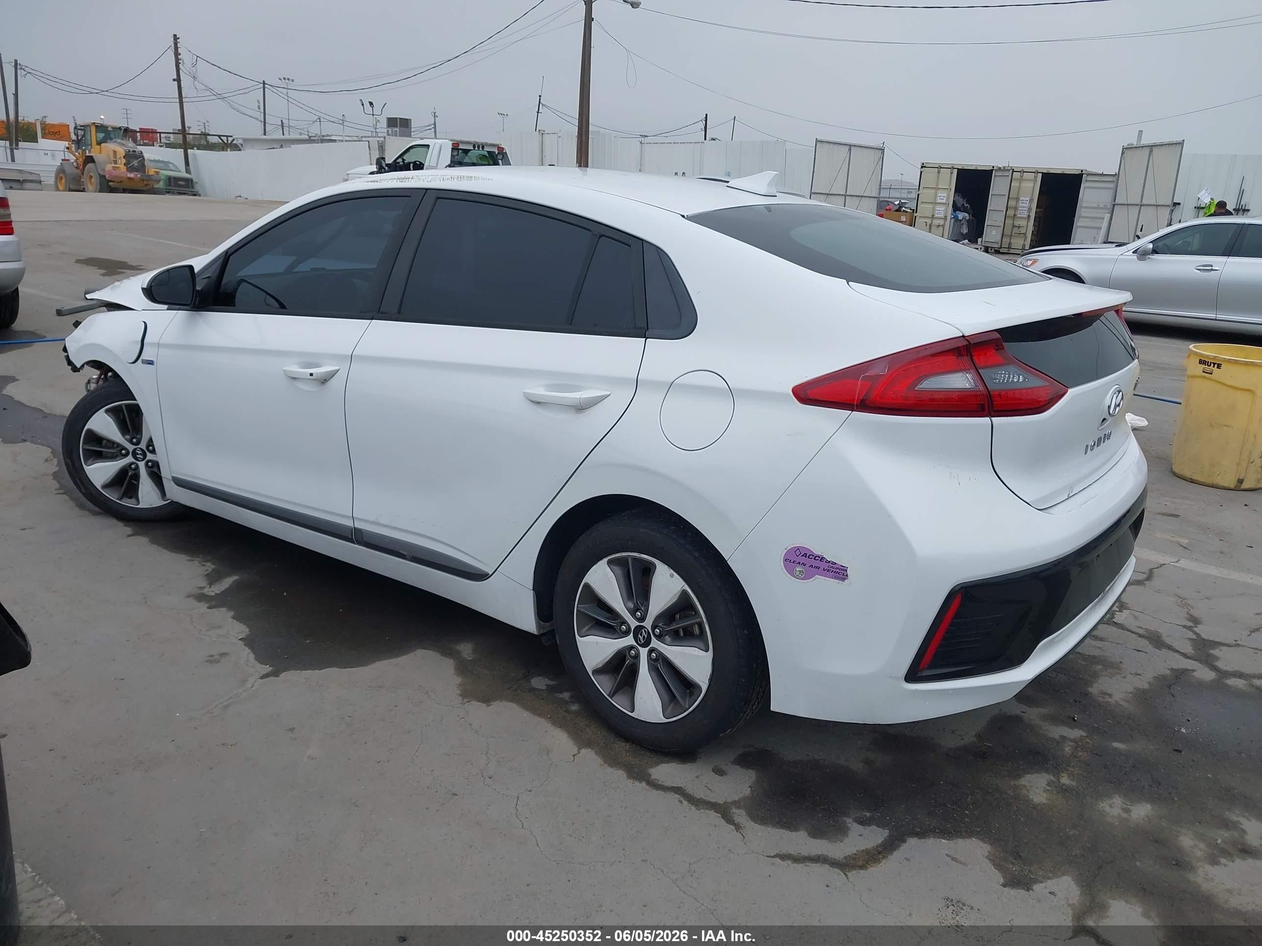 2019 Hyundai Ioniq Plug-in Hybrid   White vin: KMHC65LD2KU147130