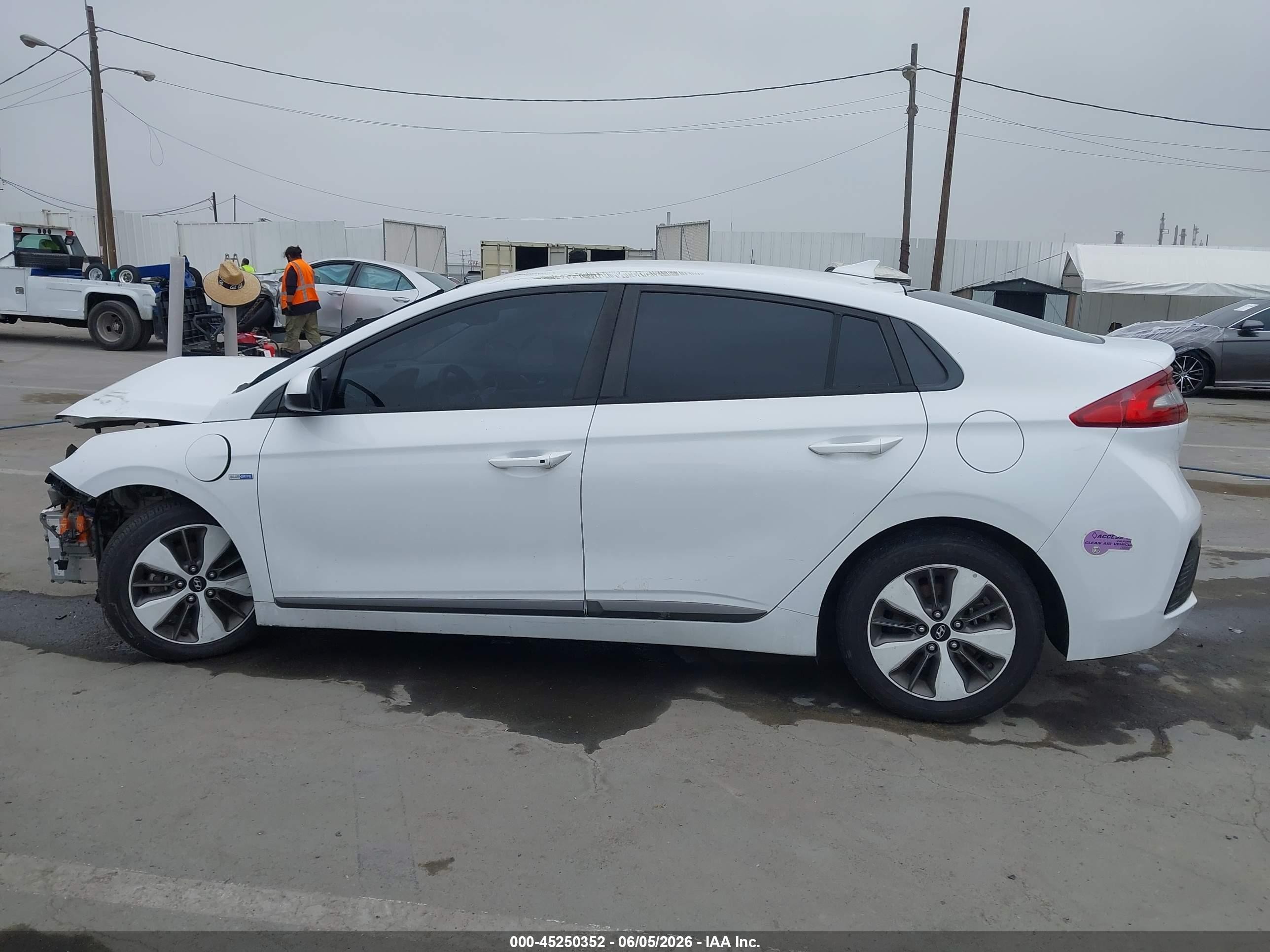 2019 Hyundai Ioniq Plug-in Hybrid   White vin: KMHC65LD2KU147130