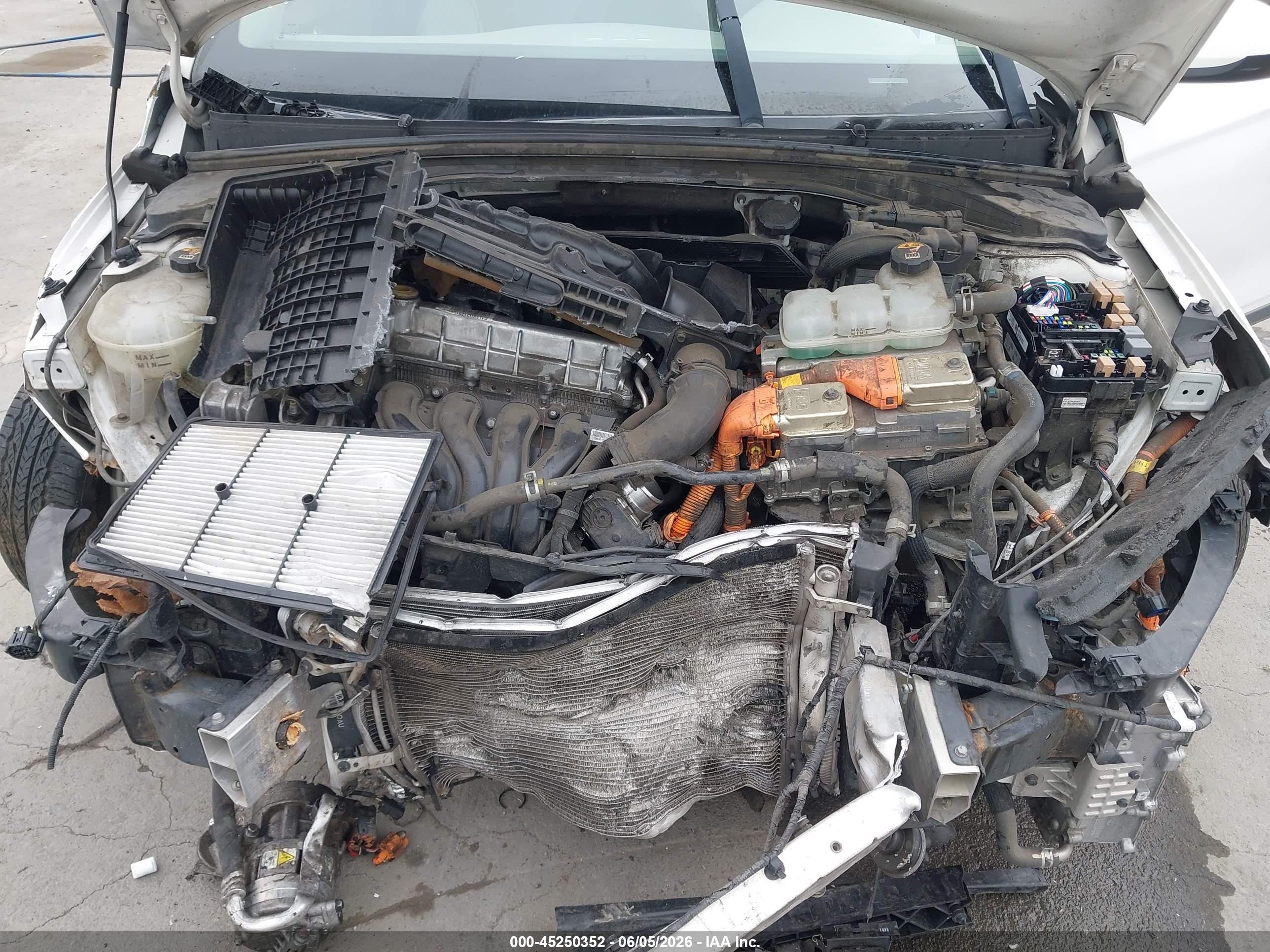 2019 Hyundai Ioniq Plug-in Hybrid   White vin: KMHC65LD2KU147130
