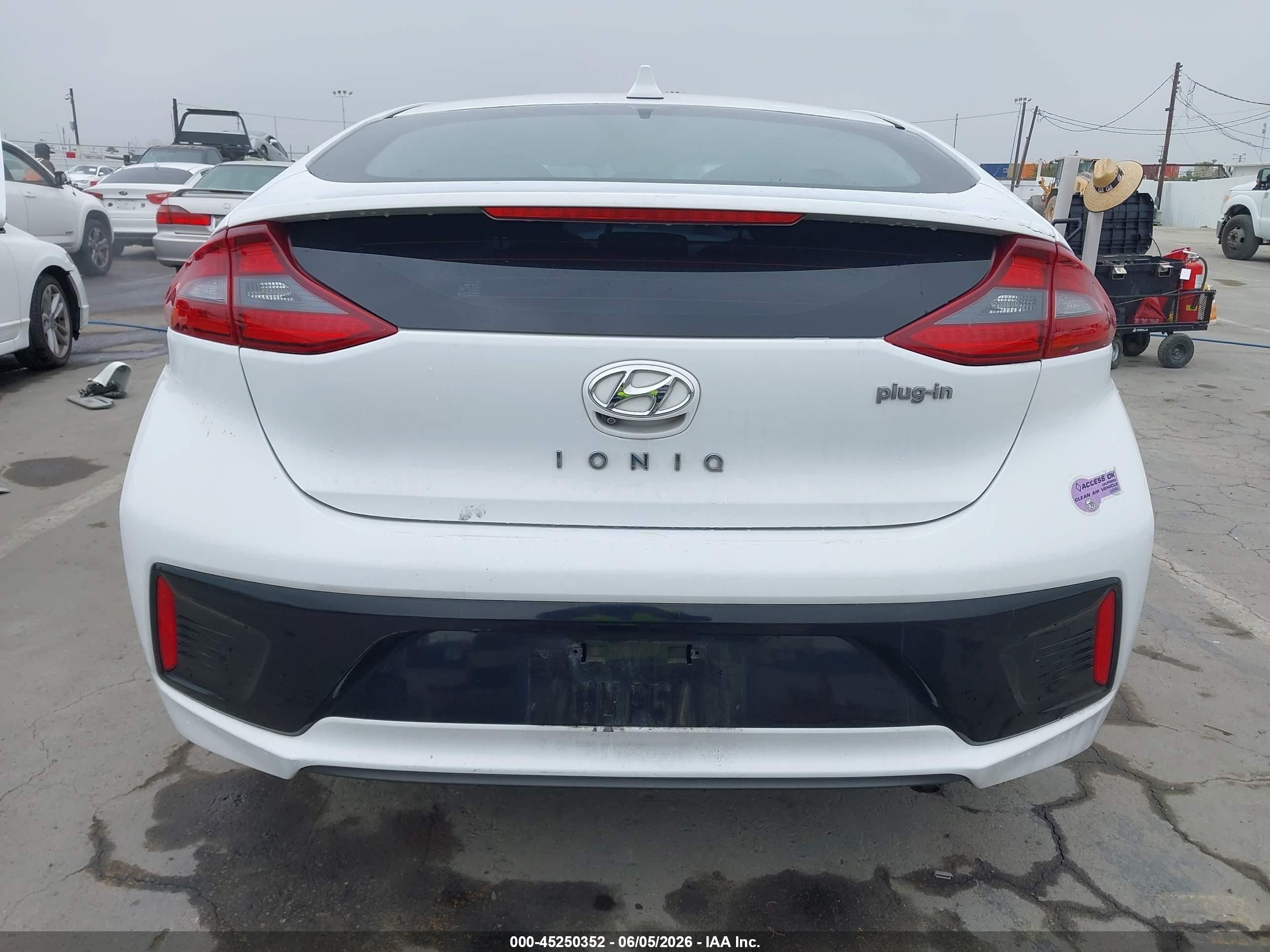 2019 Hyundai Ioniq Plug-in Hybrid   White vin: KMHC65LD2KU147130