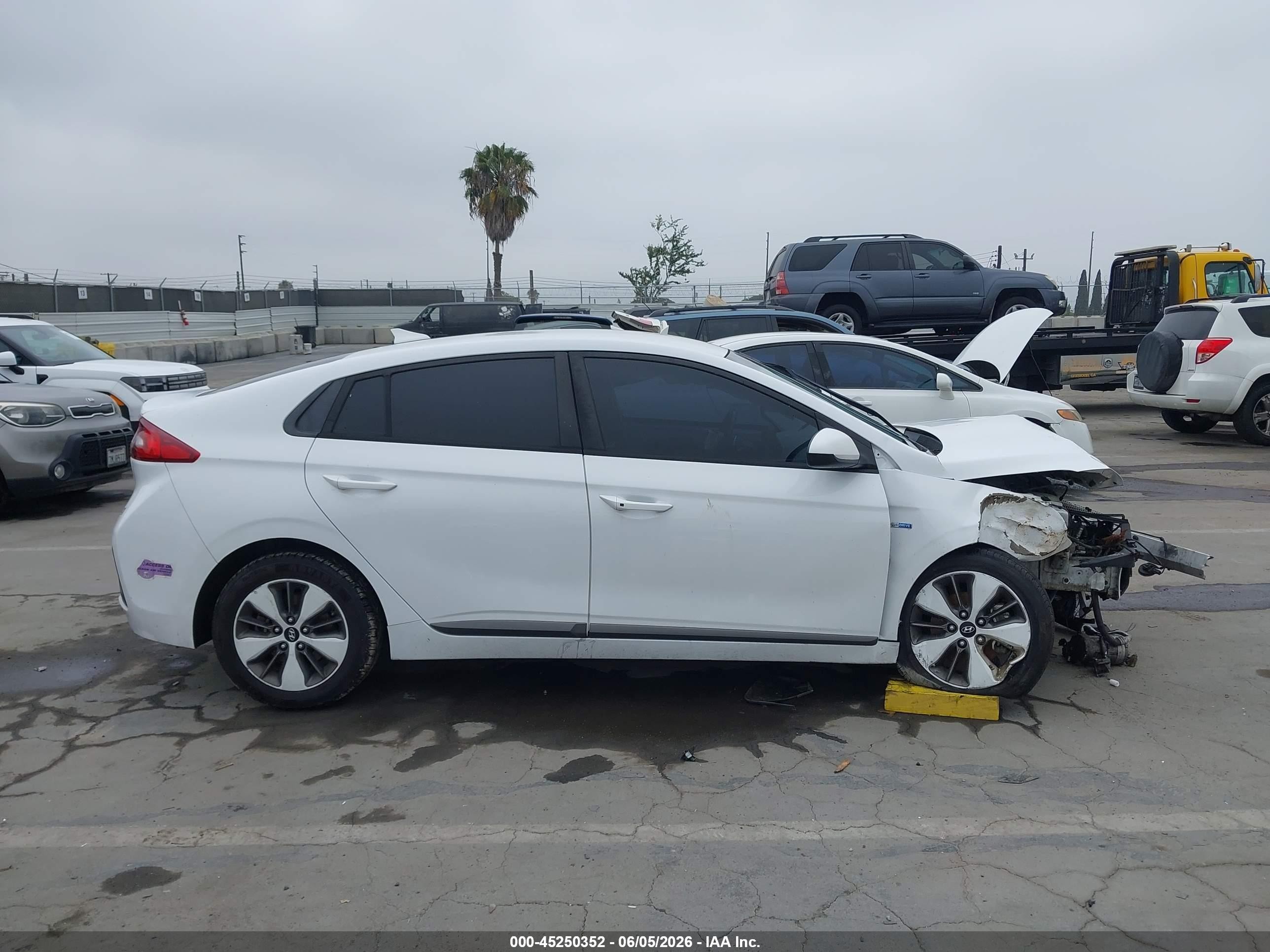 2019 Hyundai Ioniq Plug-in Hybrid   White vin: KMHC65LD2KU147130