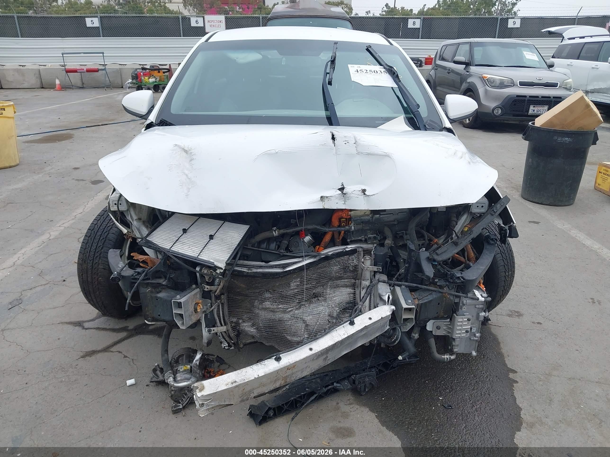 2019 Hyundai Ioniq Plug-in Hybrid   White vin: KMHC65LD2KU147130