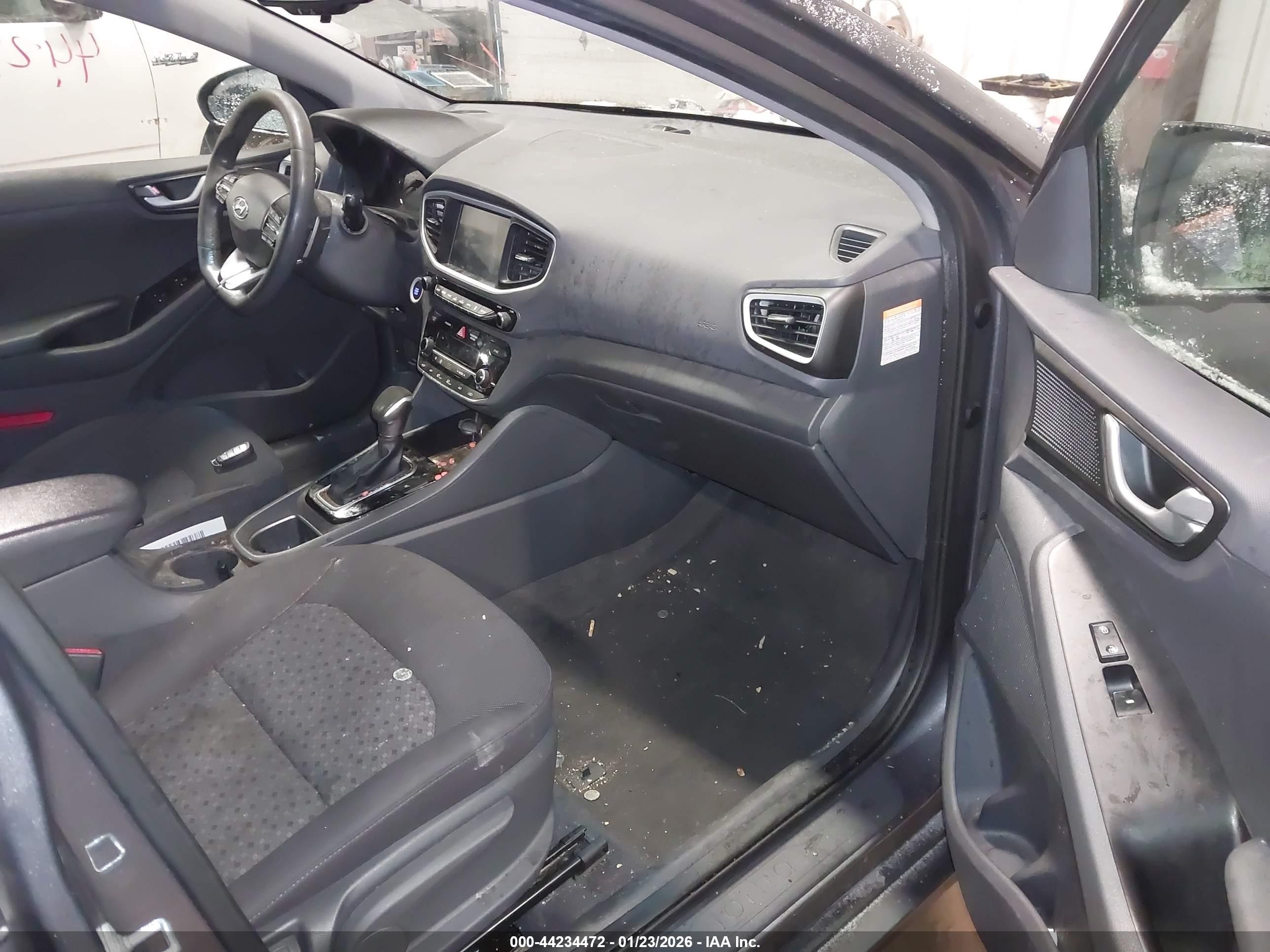 2019 Hyundai Ioniq Plug-in Hybrid   Gray vin: KMHC65LD6KU172192