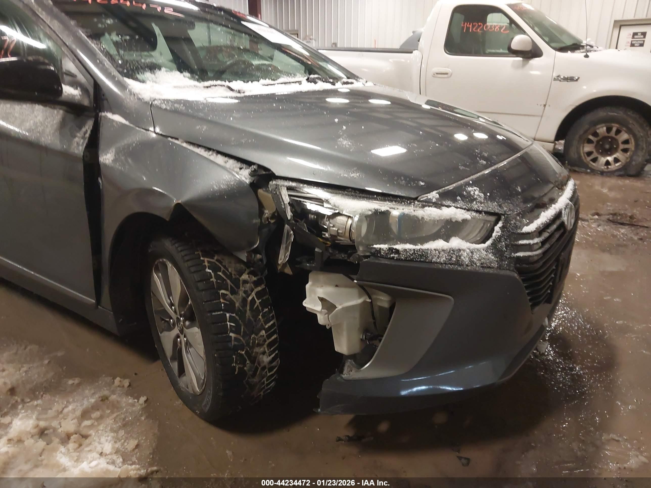 2019 Hyundai Ioniq Plug-in Hybrid   Gray vin: KMHC65LD6KU172192