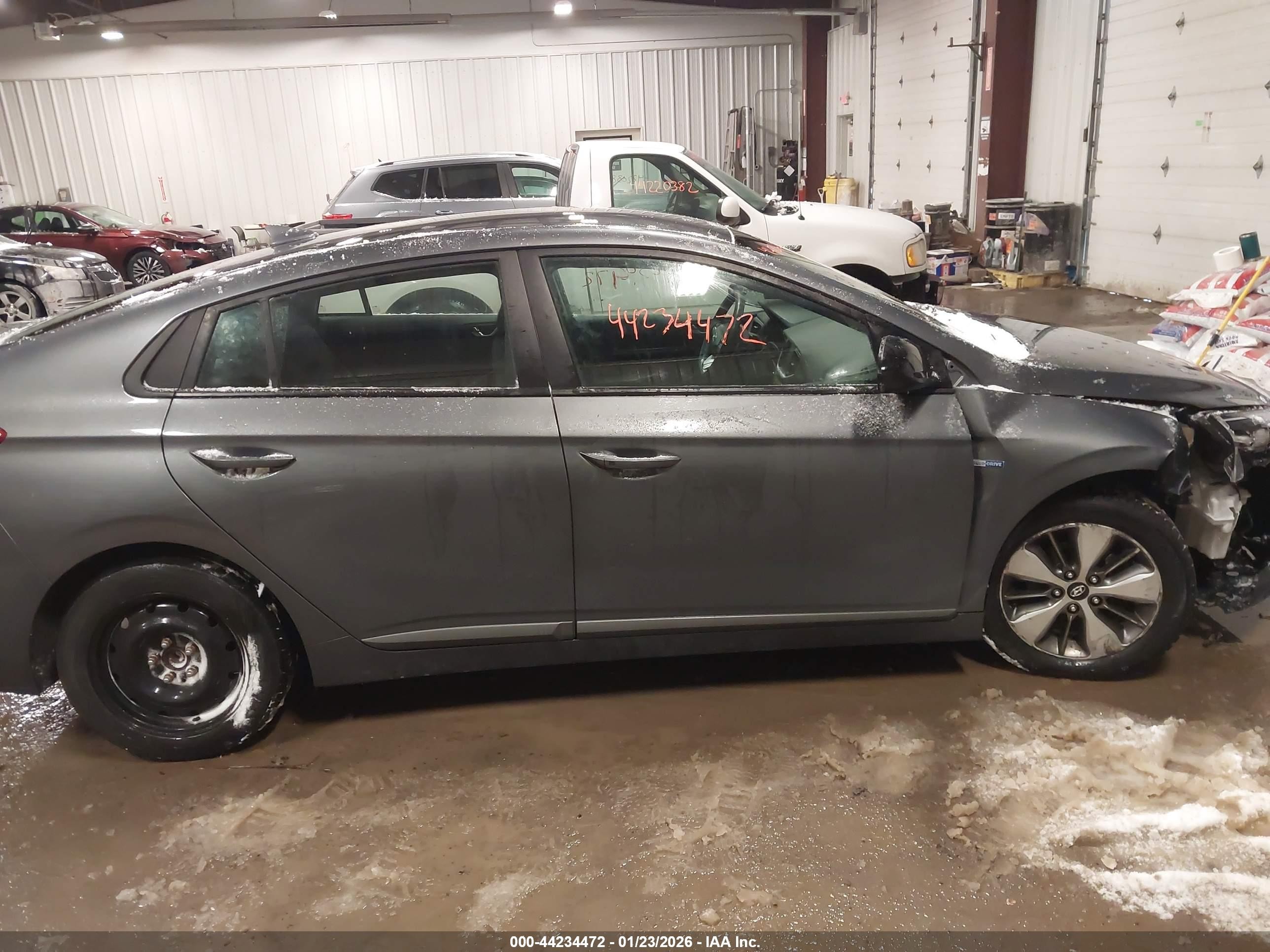 2019 Hyundai Ioniq Plug-in Hybrid   Gray vin: KMHC65LD6KU172192