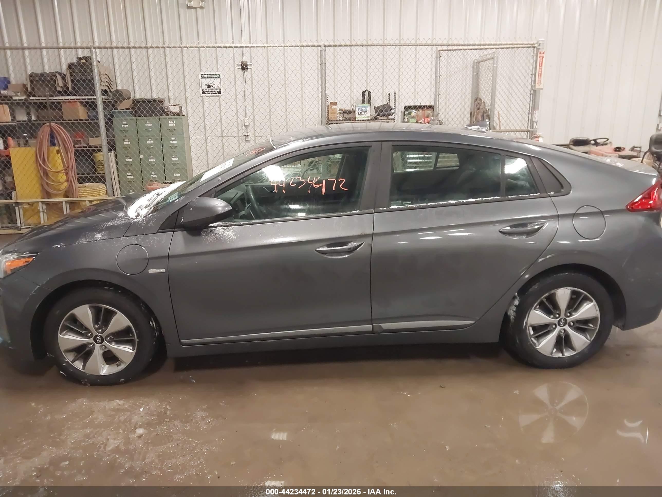 2019 Hyundai Ioniq Plug-in Hybrid   Gray vin: KMHC65LD6KU172192