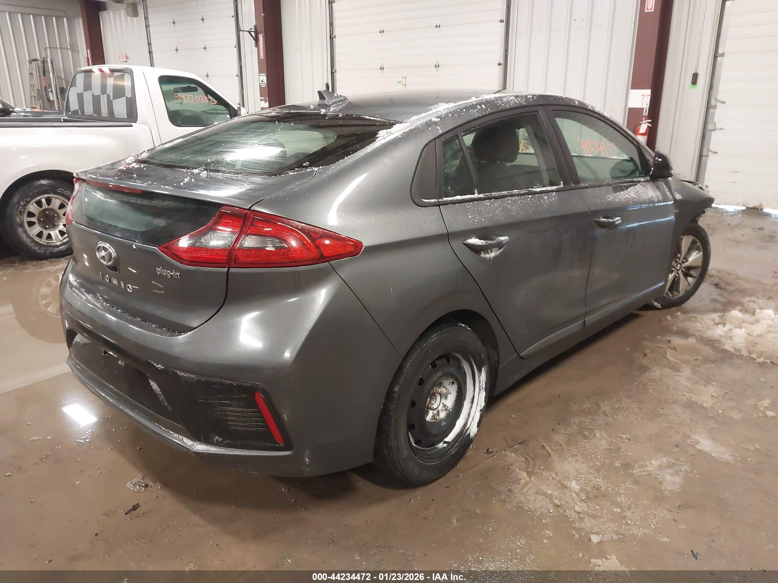 2019 Hyundai Ioniq Plug-in Hybrid   Gray vin: KMHC65LD6KU172192