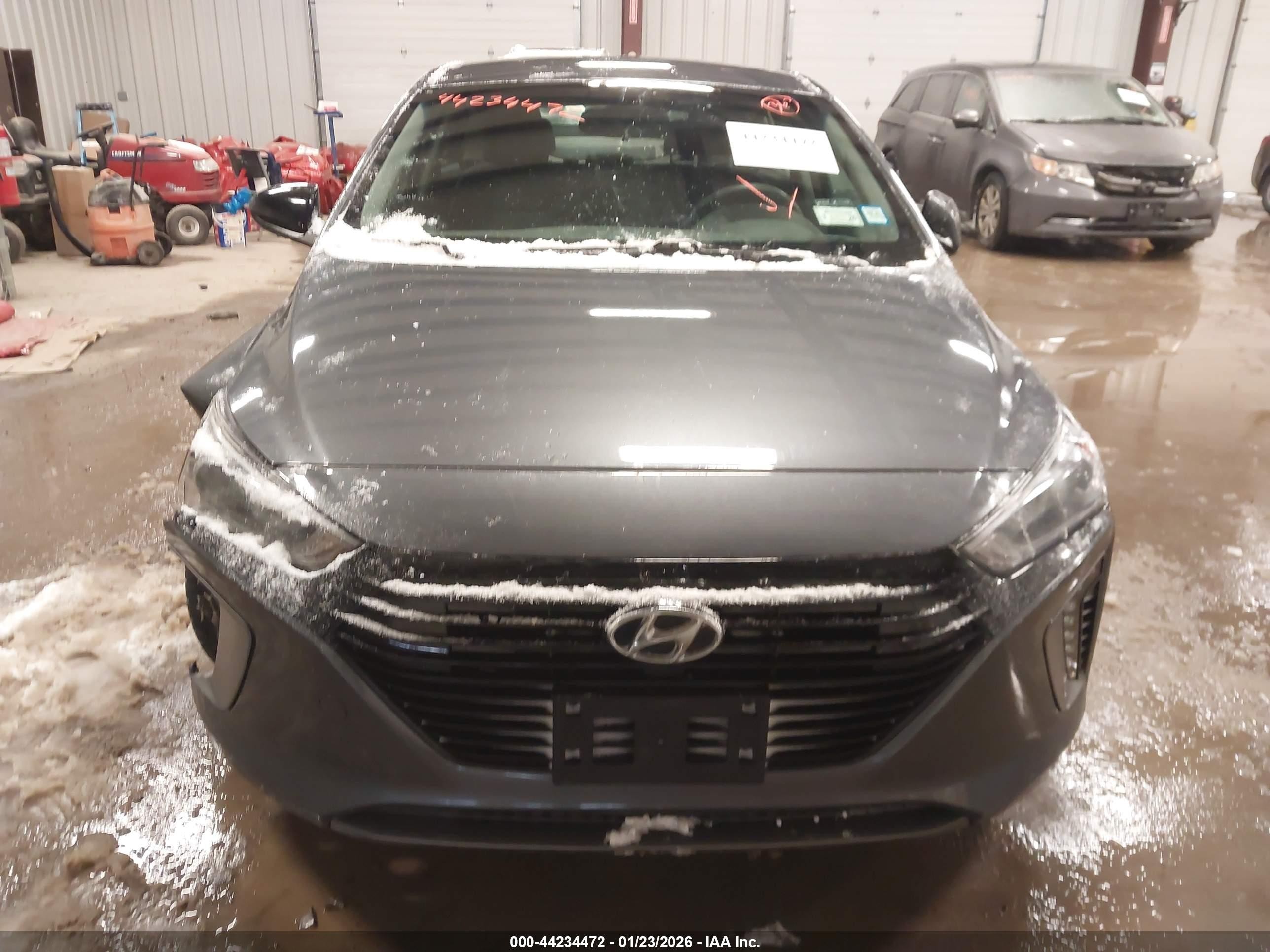 2019 Hyundai Ioniq Plug-in Hybrid   Gray vin: KMHC65LD6KU172192