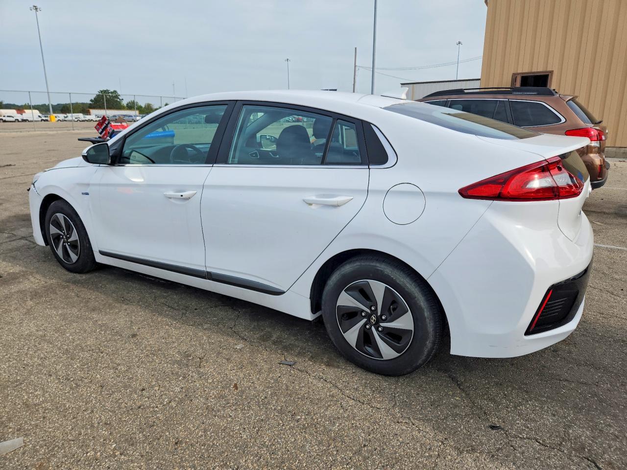 2017 Hyundai Ioniq Sel White vin: KMHC75LC0HU044320