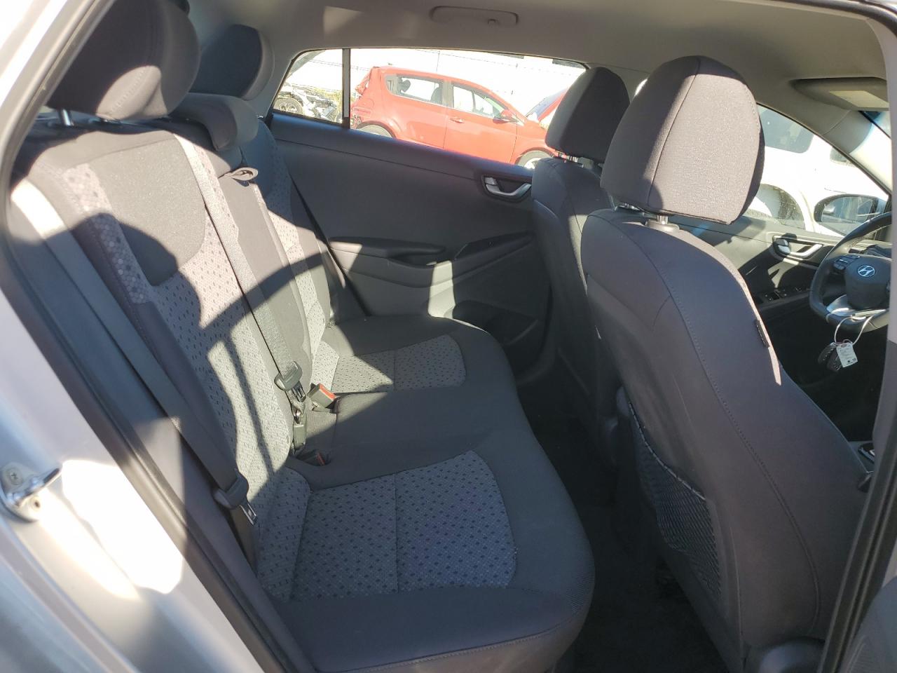 2018 Hyundai Ioniq Sel Серебряный vin: KMHC75LC5JU068005