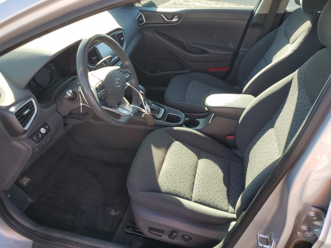 2018 Hyundai Ioniq Sel Серебряный vin: KMHC75LC5JU068005