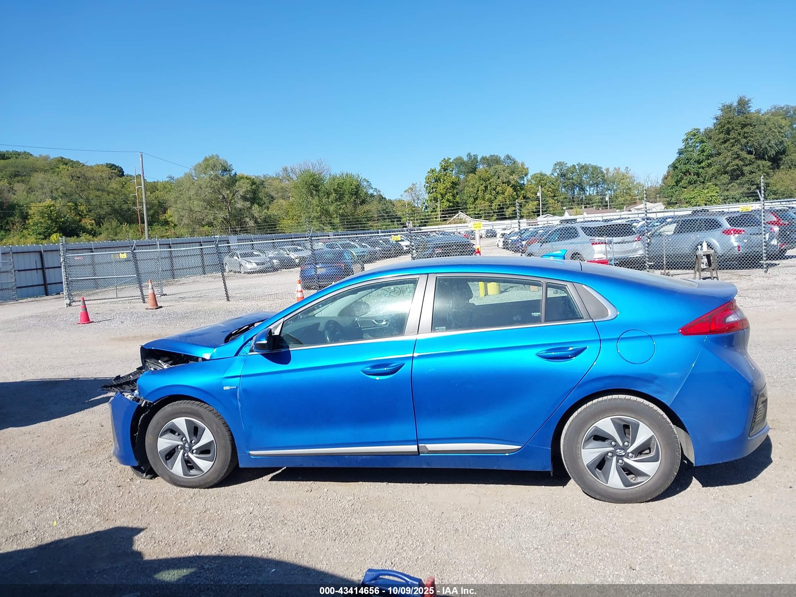 2017 Hyundai Ioniq Hybrid Sel Blue vin: KMHC75LC8HU040029