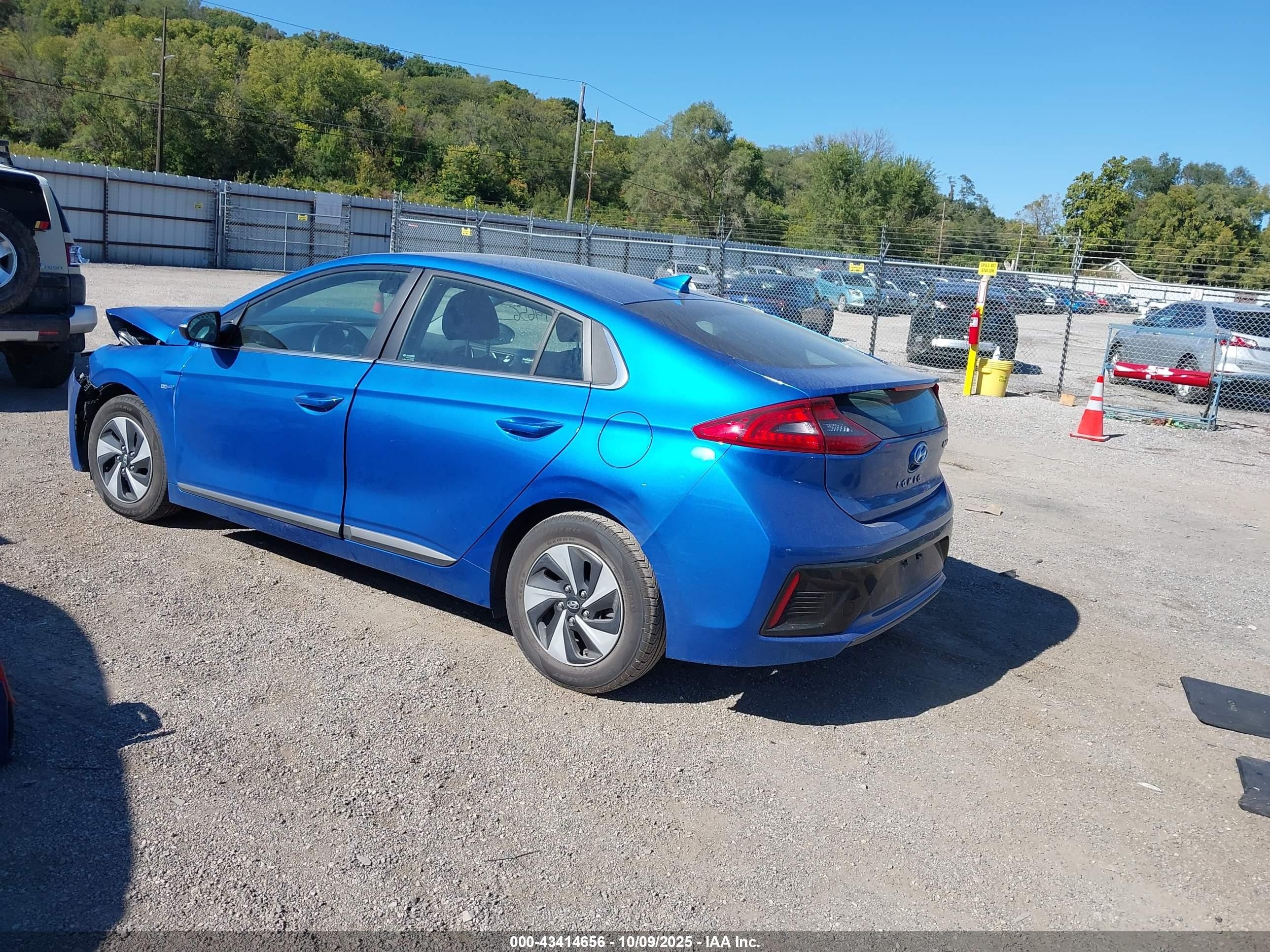 2017 Hyundai Ioniq Hybrid Sel Blue vin: KMHC75LC8HU040029