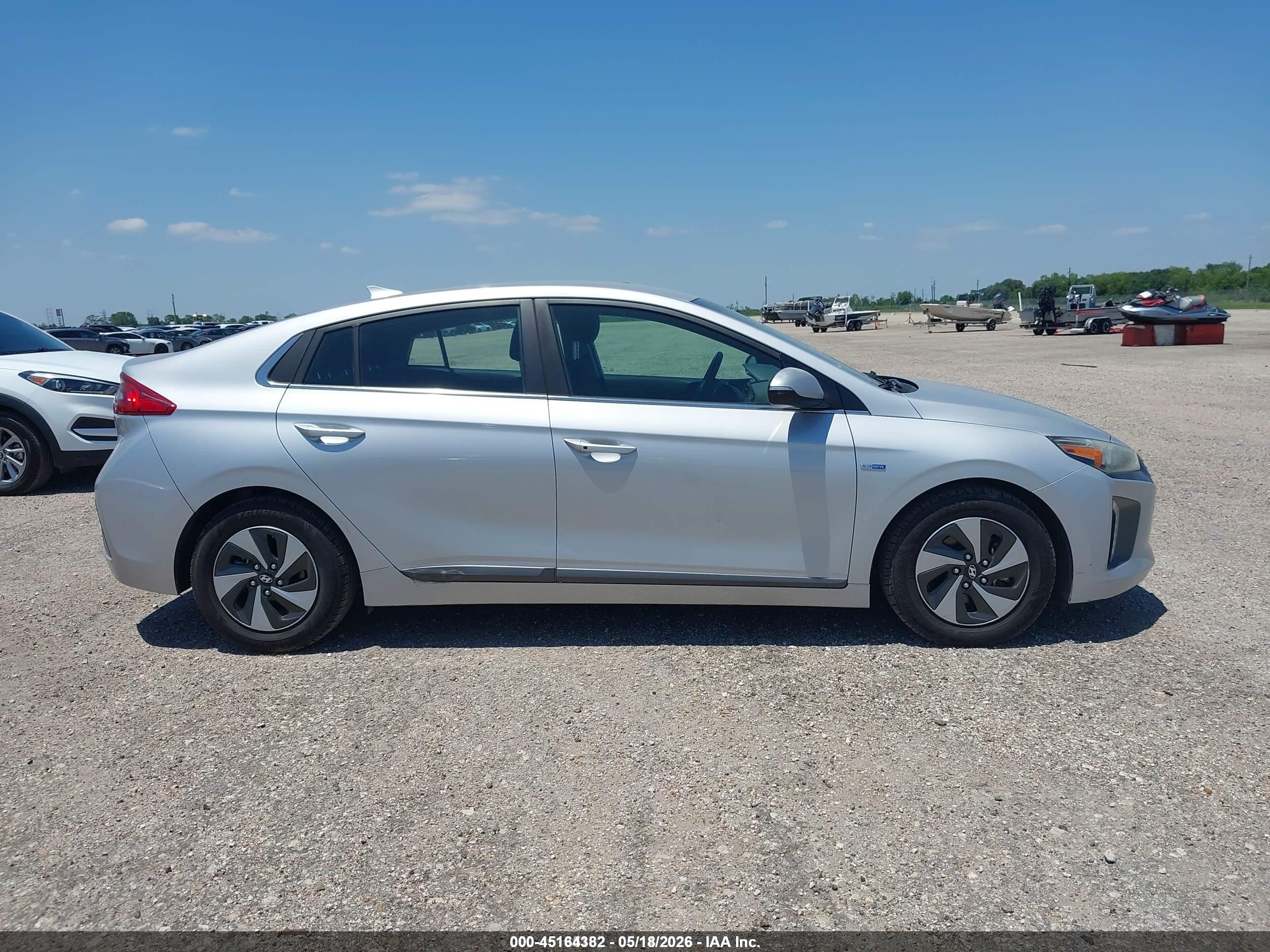 2019 Hyundai Ioniq Hybrid Sel Silver vin: KMHC75LC8KU106943
