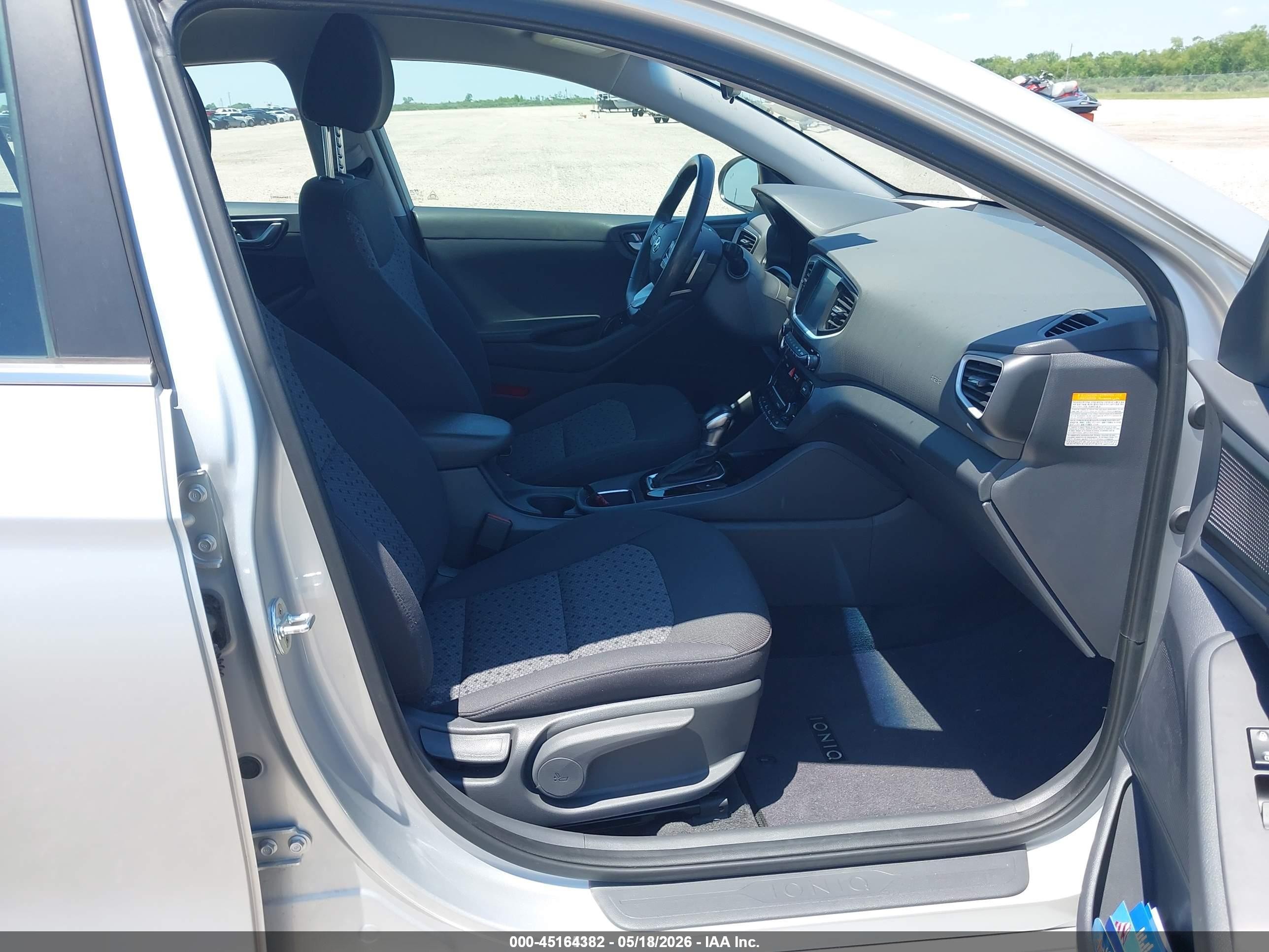 2019 Hyundai Ioniq Hybrid Sel Silver vin: KMHC75LC8KU106943