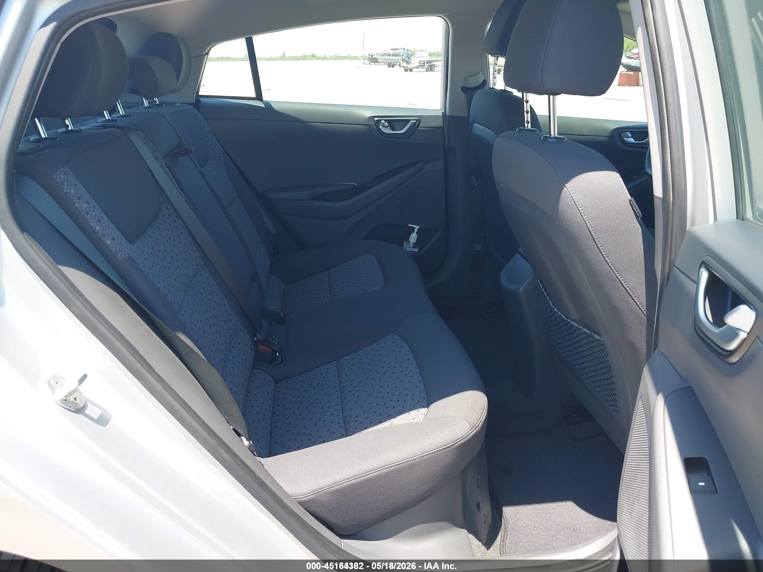 2019 Hyundai Ioniq Hybrid Sel Silver vin: KMHC75LC8KU106943