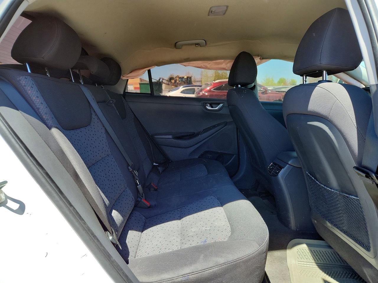 2019 Hyundai Ioniq Preferred White vin: KMHC85LHXKU038671
