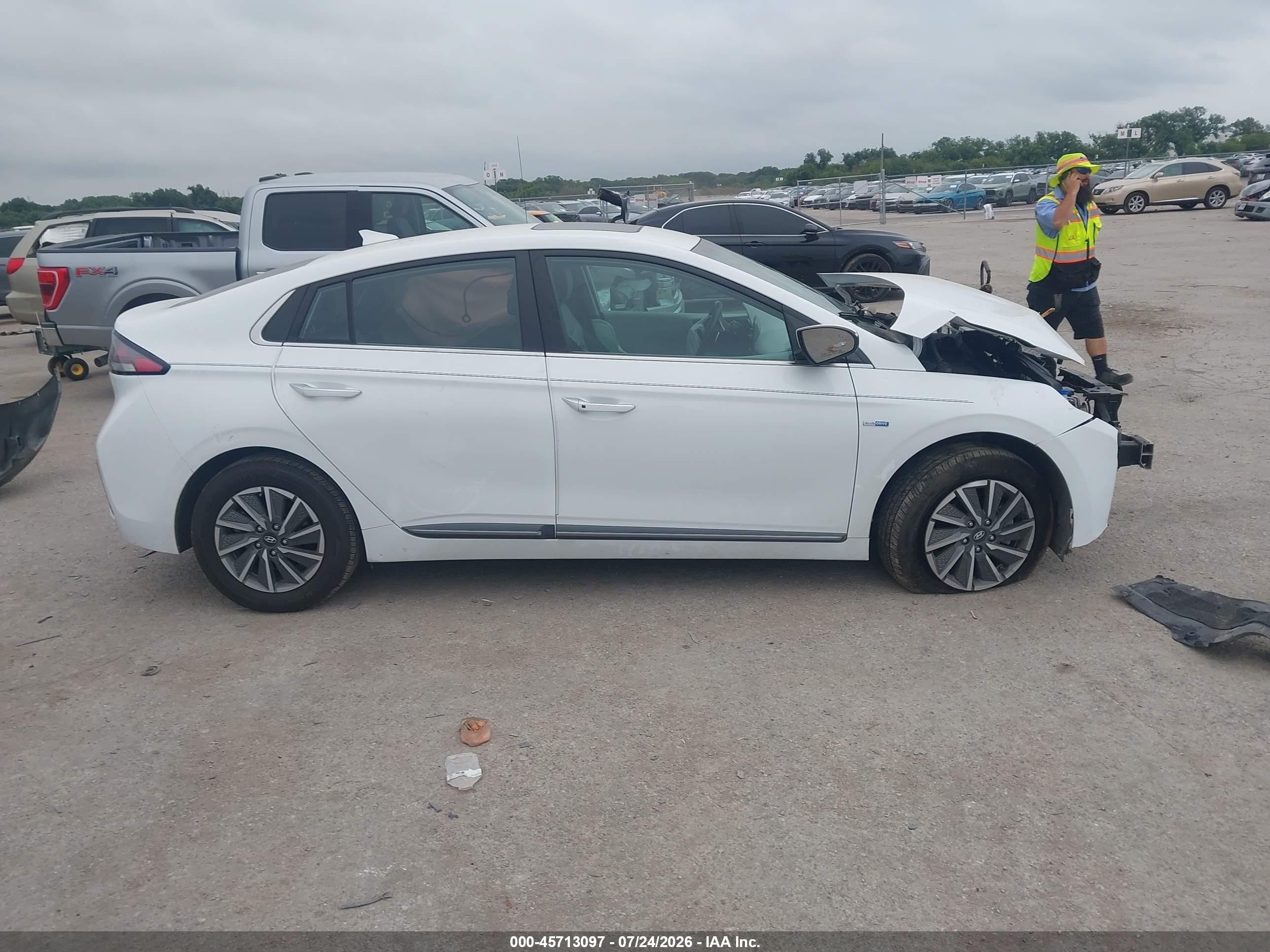 2020 Hyundai Ioniq Electric Limited White vin: KMHC85LJ0LU076494