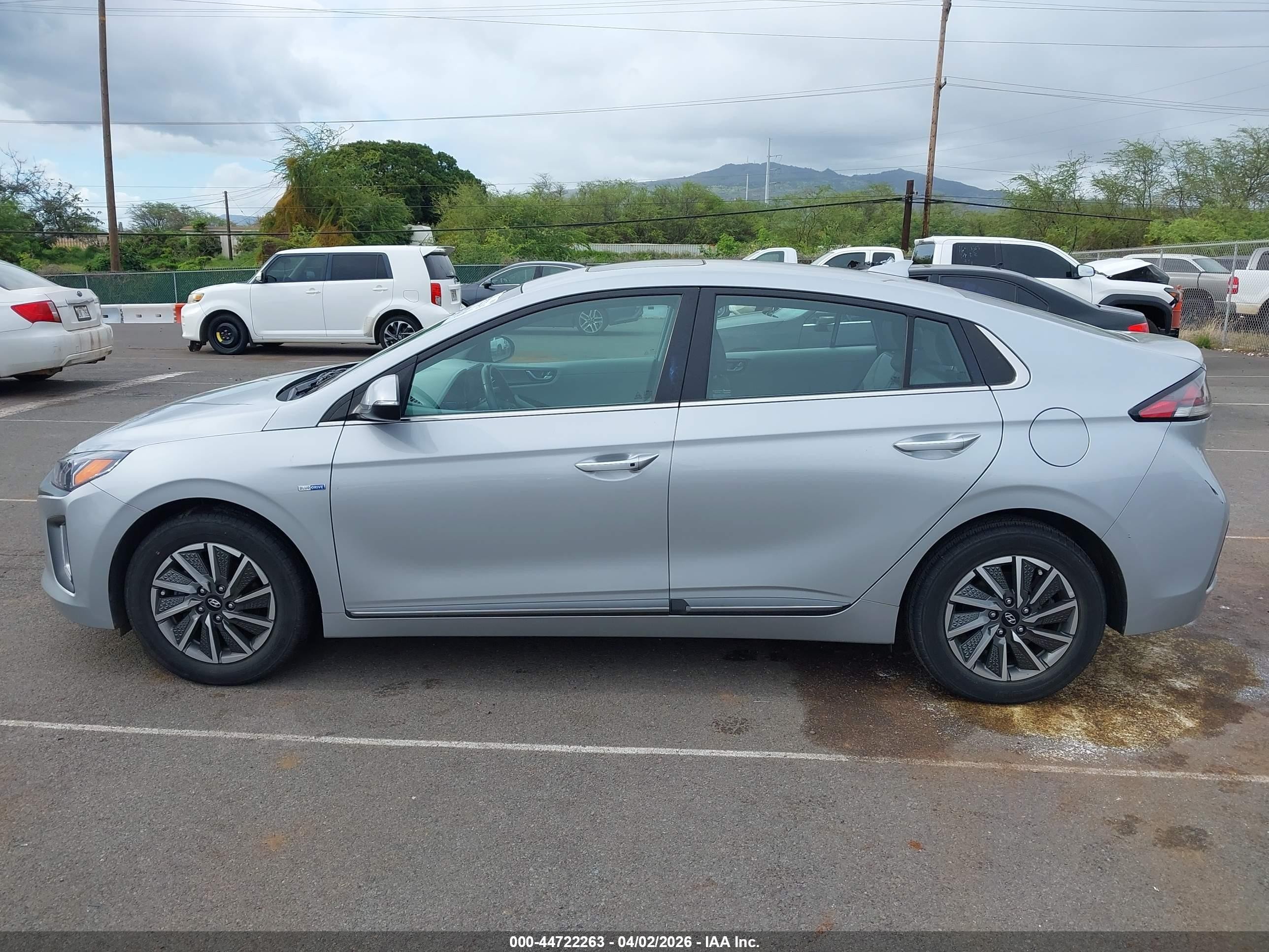 2020 Hyundai Ioniq Electric Limited Silver vin: KMHC85LJ6LU071283
