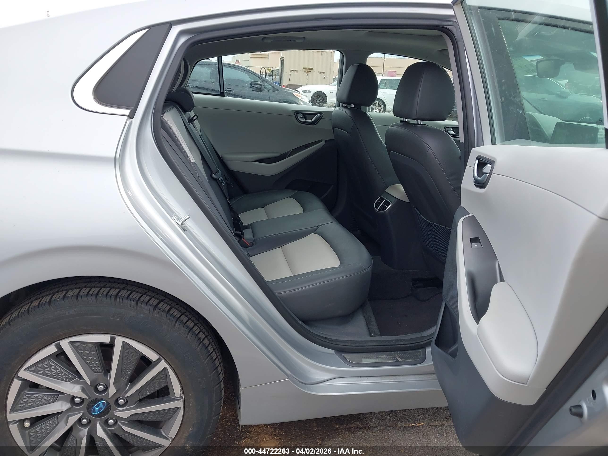 2020 Hyundai Ioniq Electric Limited Silver vin: KMHC85LJ6LU071283