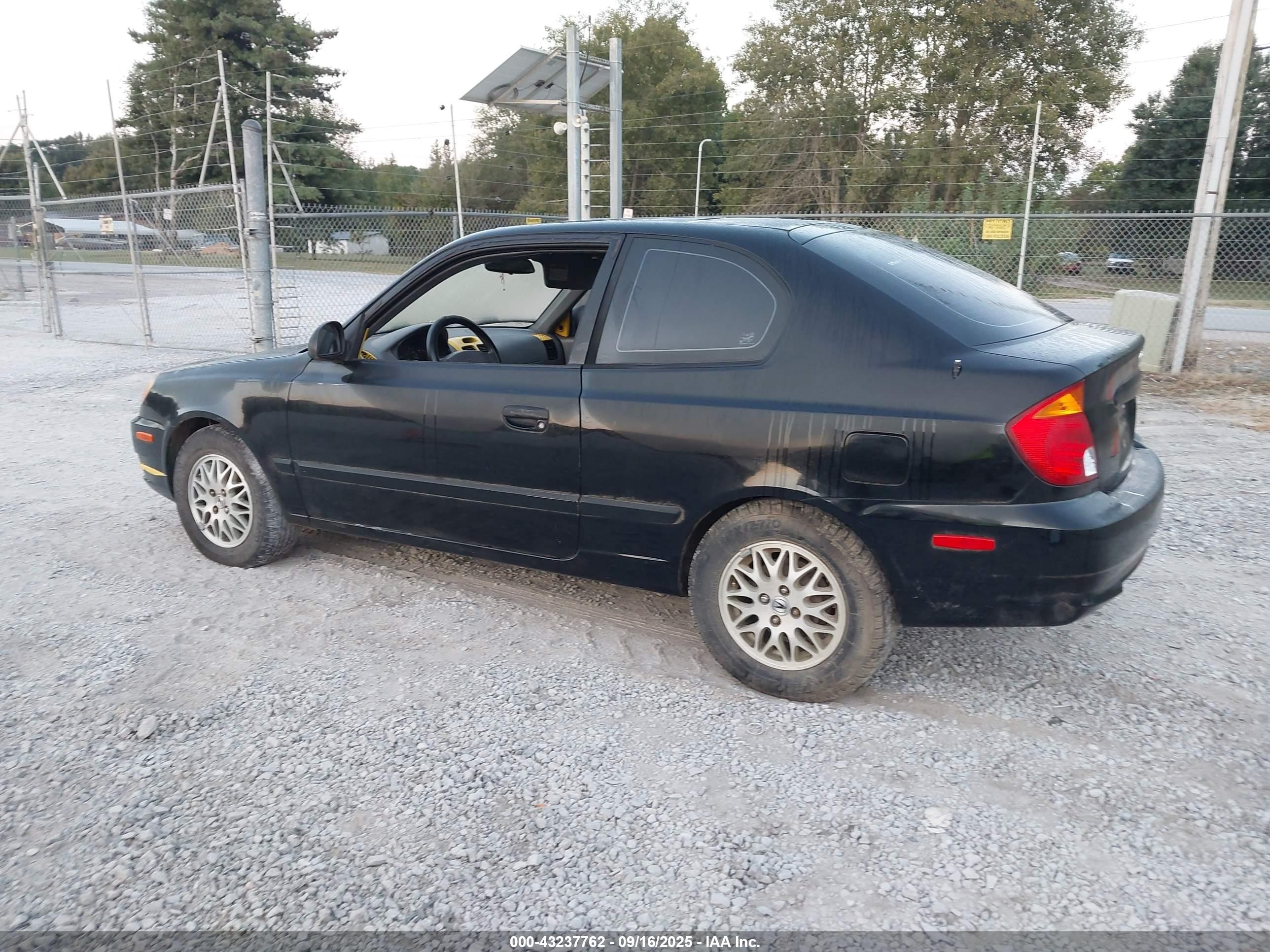 2004 Hyundai Accent   Black vin: KMHCF35C94U289597