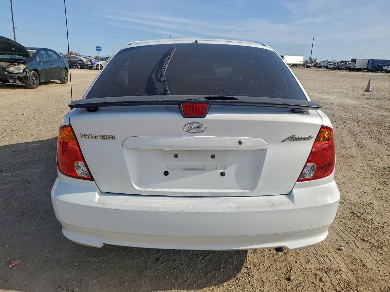 2004 Hyundai Accent Gl White vin: KMHCG35C04U285872