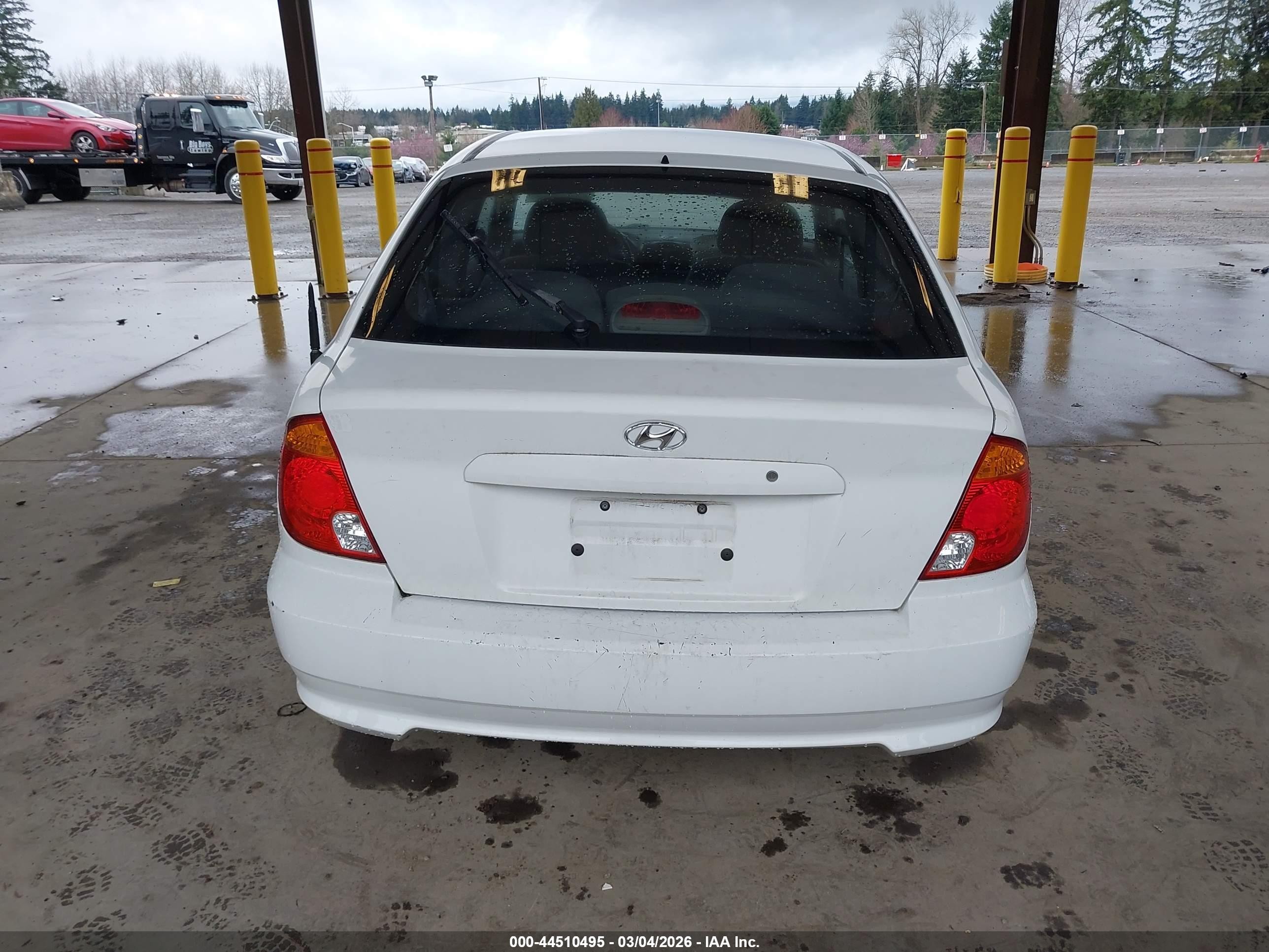 2004 Hyundai Accent Gl/gt White vin: KMHCG35CX4U310258