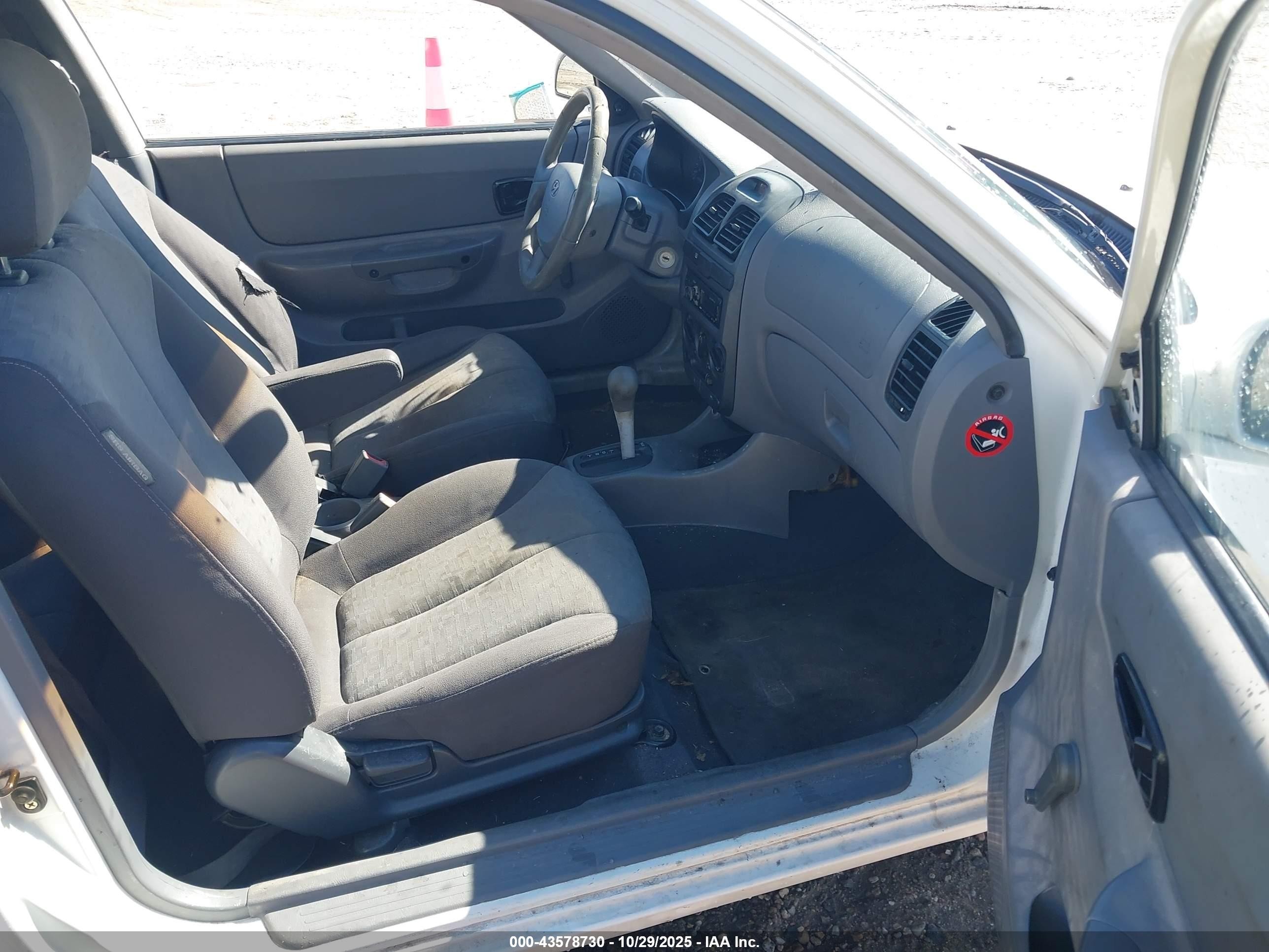 2004 Hyundai Accent Gl/gt White vin: KMHCG35CX4U312835