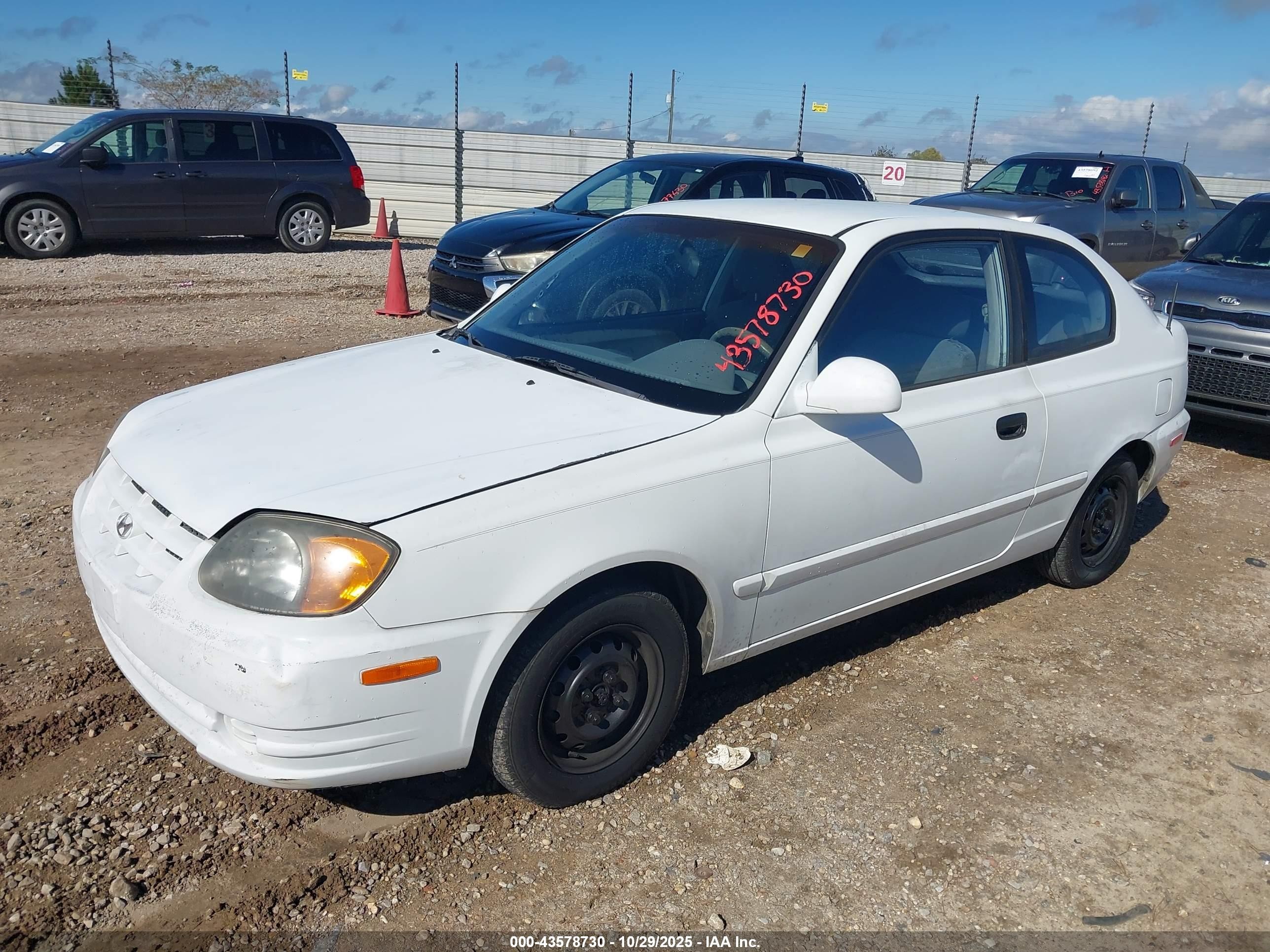 2004 Hyundai Accent Gl/gt White vin: KMHCG35CX4U312835