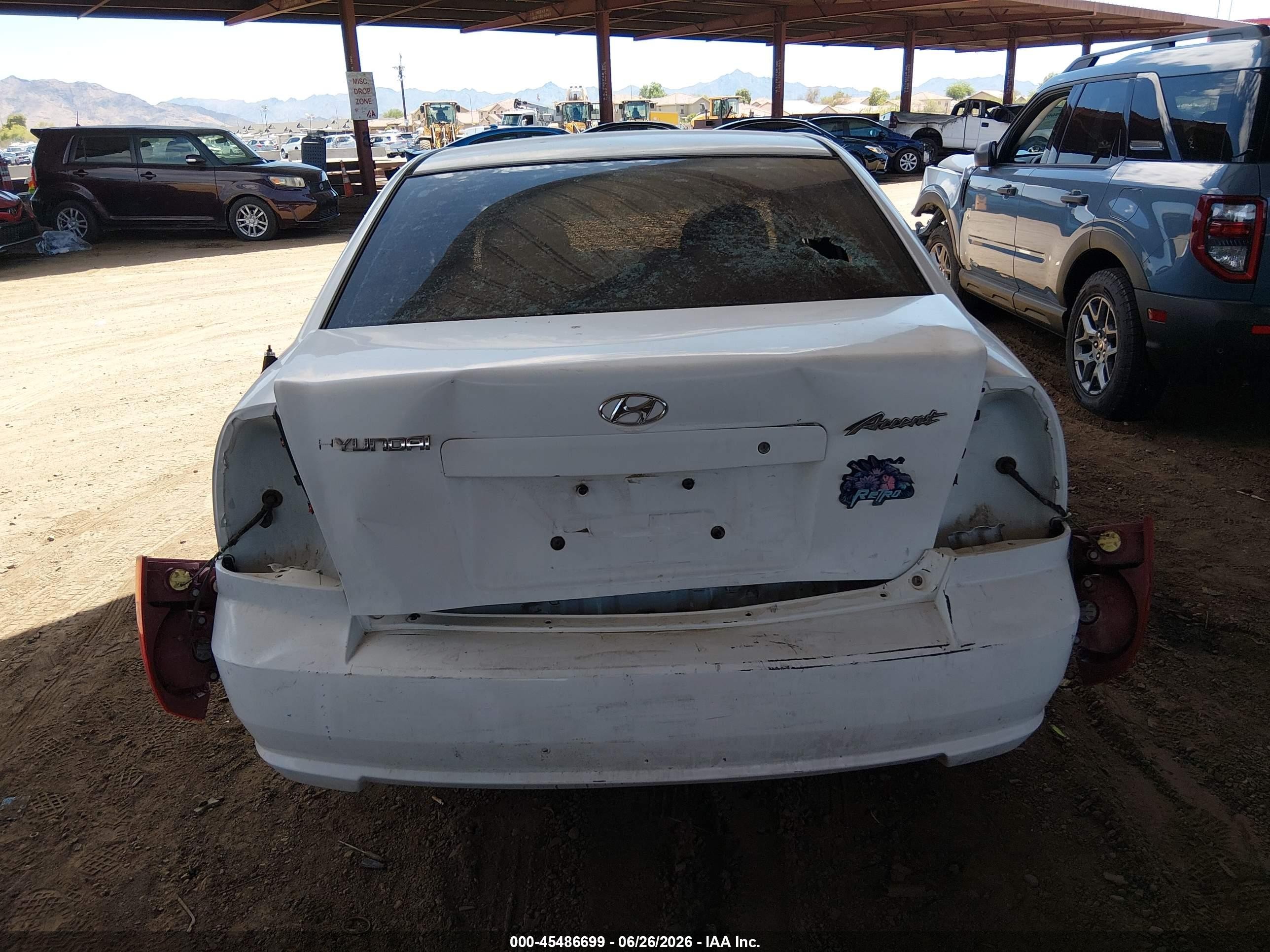 2005 Hyundai Accent Gls White vin: KMHCG45C35U585347