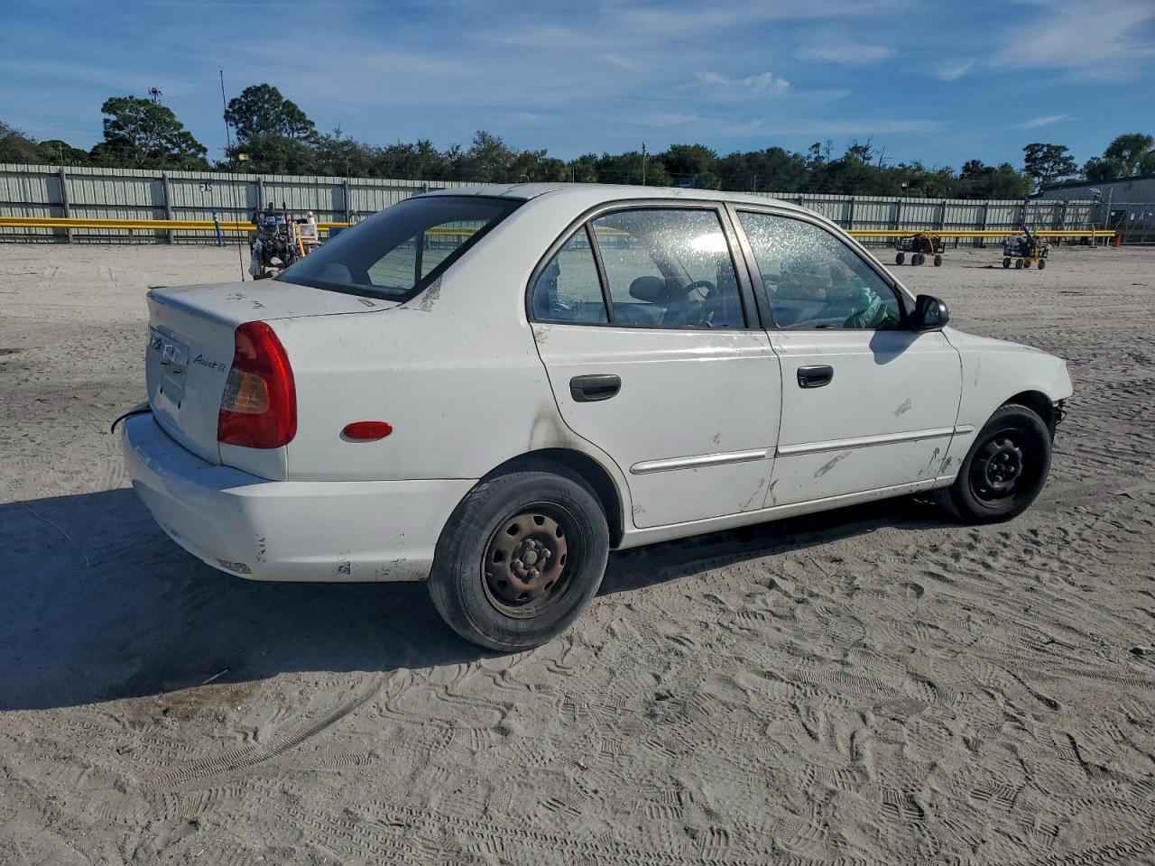 2001 Hyundai Accent Gl White vin: KMHCG45C81U215750
