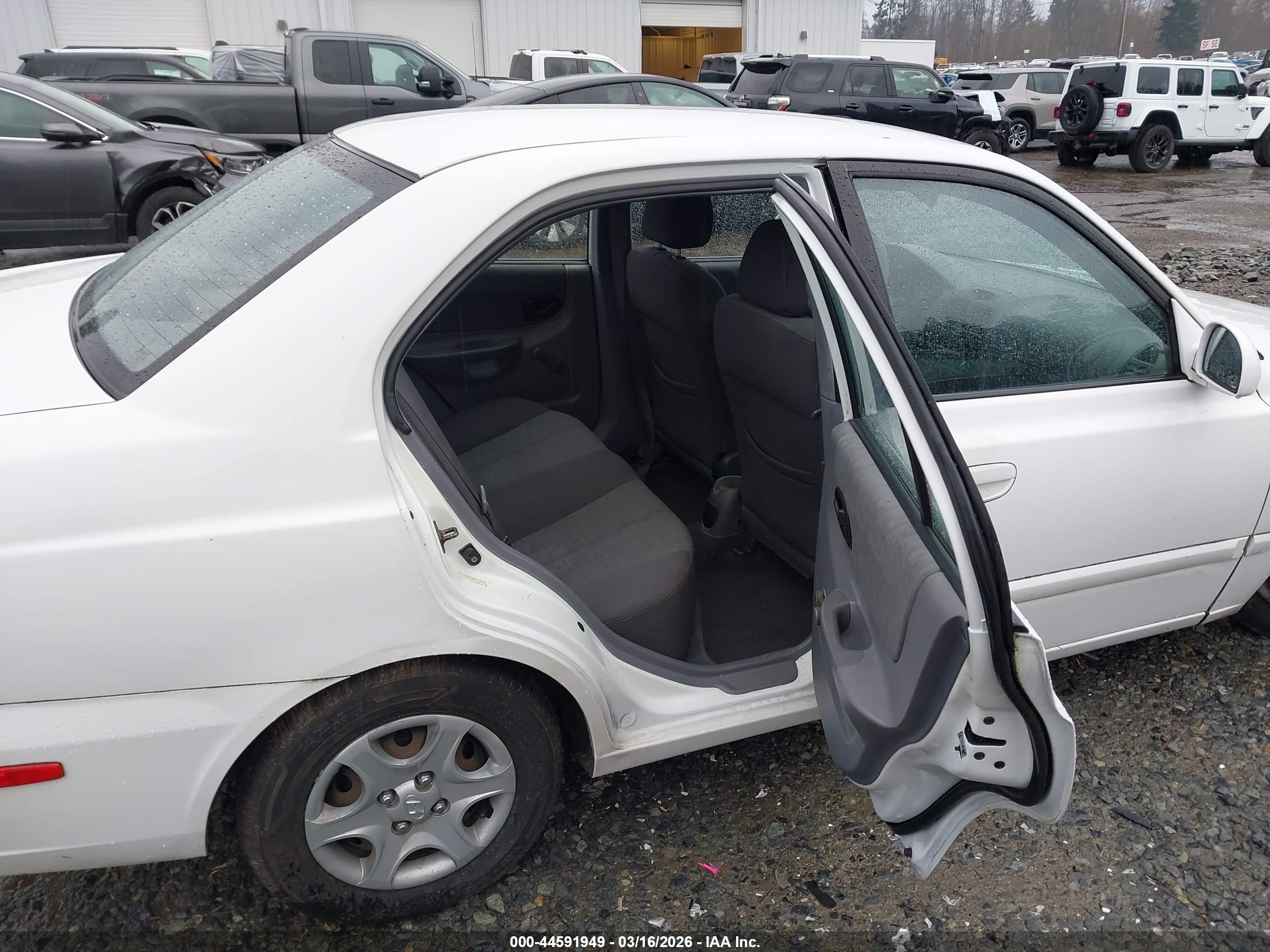 2004 Hyundai Accent Gl White vin: KMHCG45C94U546082