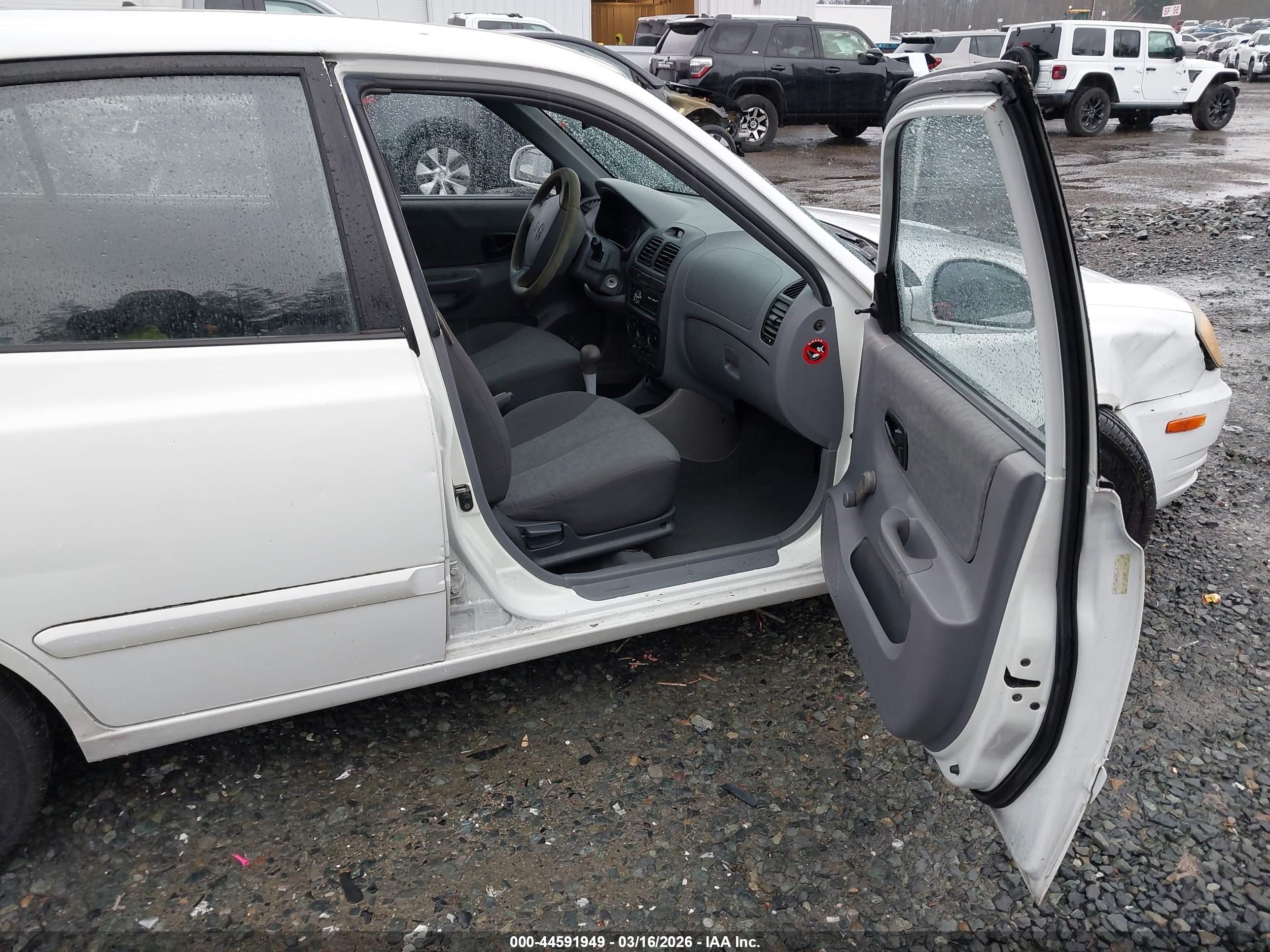 2004 Hyundai Accent Gl White vin: KMHCG45C94U546082