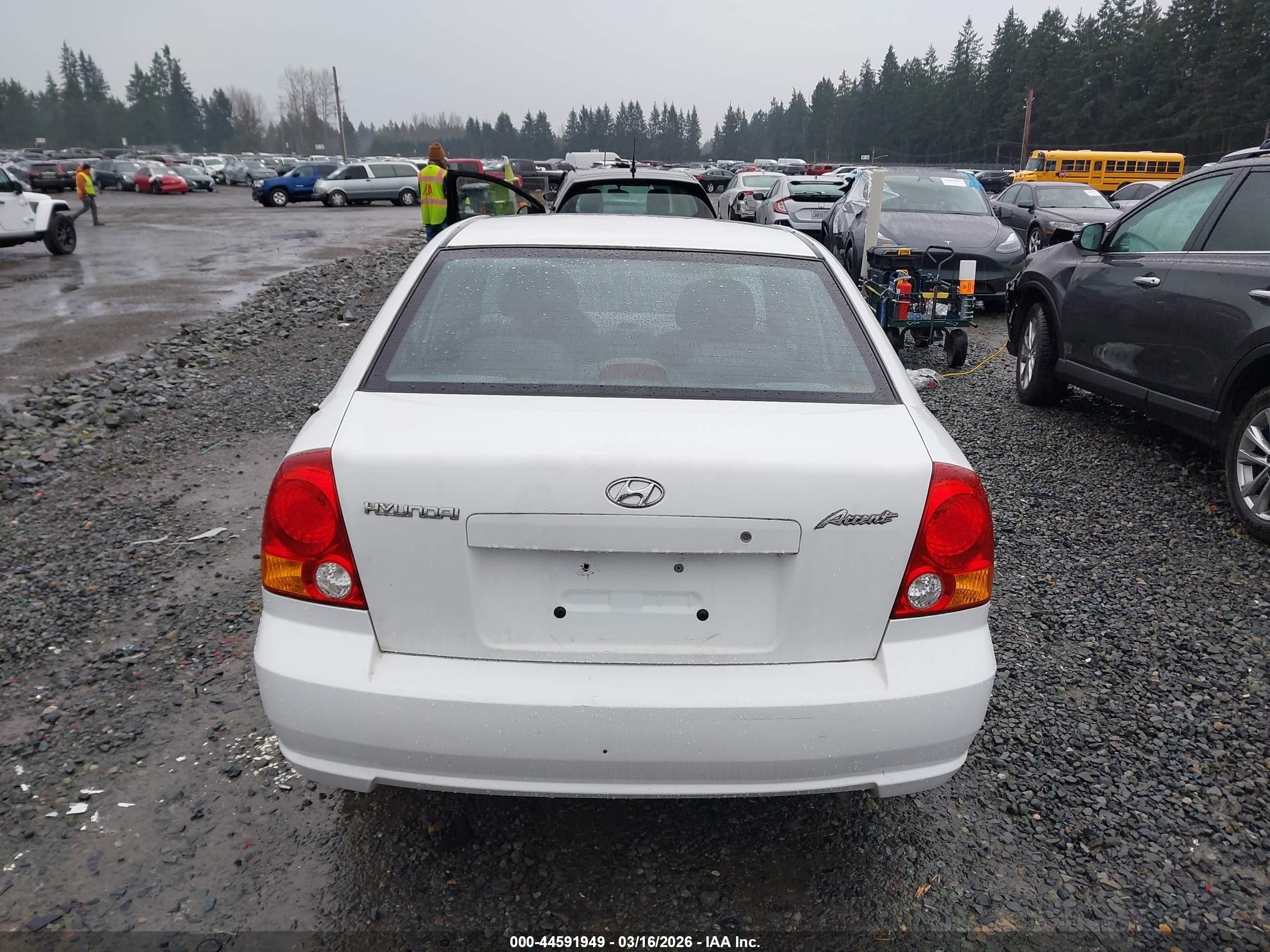 2004 Hyundai Accent Gl White vin: KMHCG45C94U546082