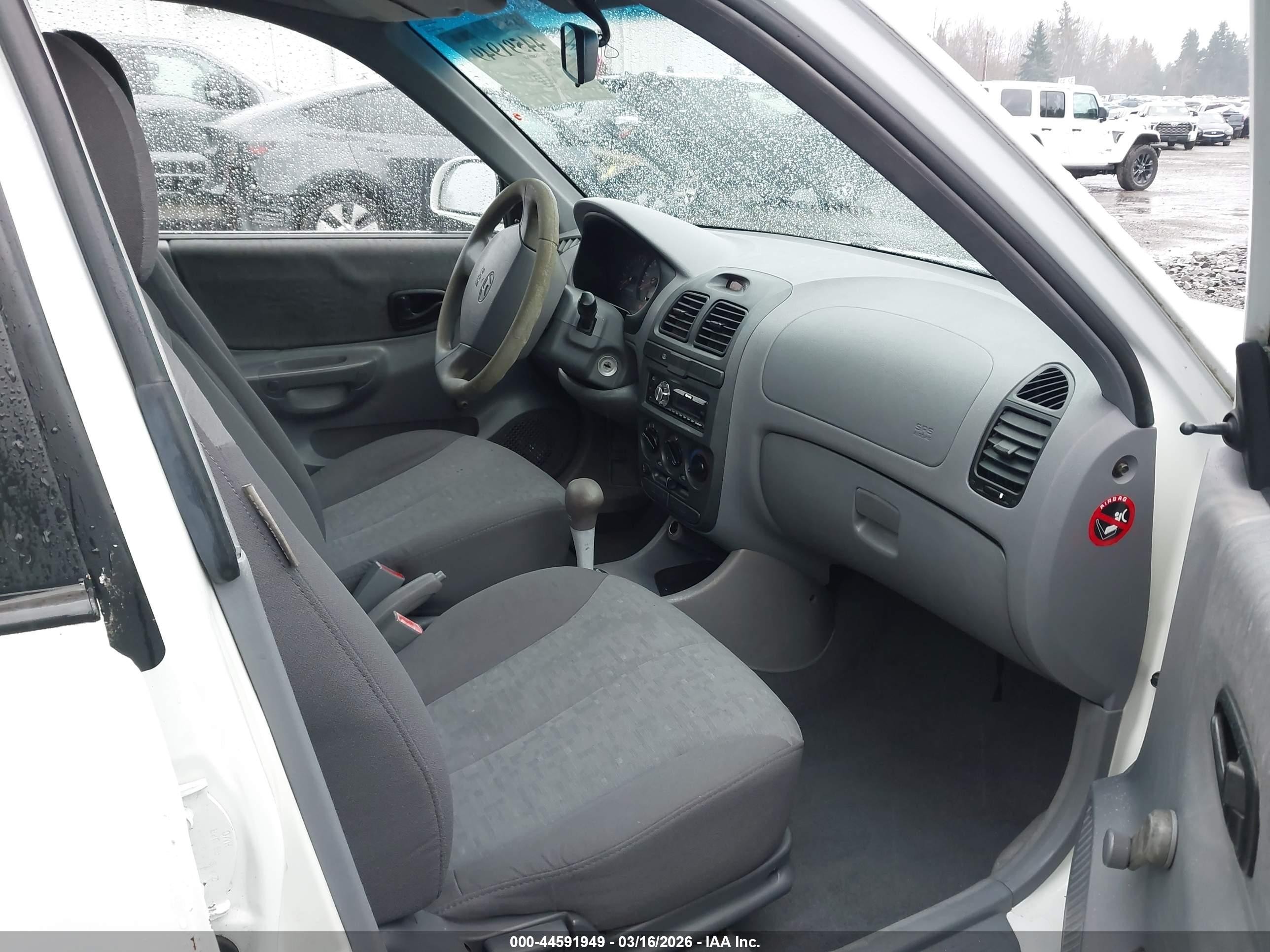 2004 Hyundai Accent Gl White vin: KMHCG45C94U546082