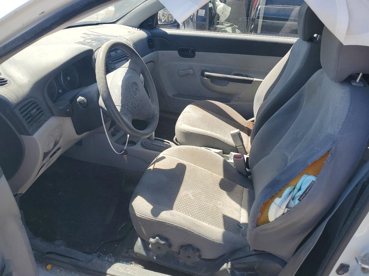 2008 Hyundai Accent Gs White vin: KMHCM36C08U073891