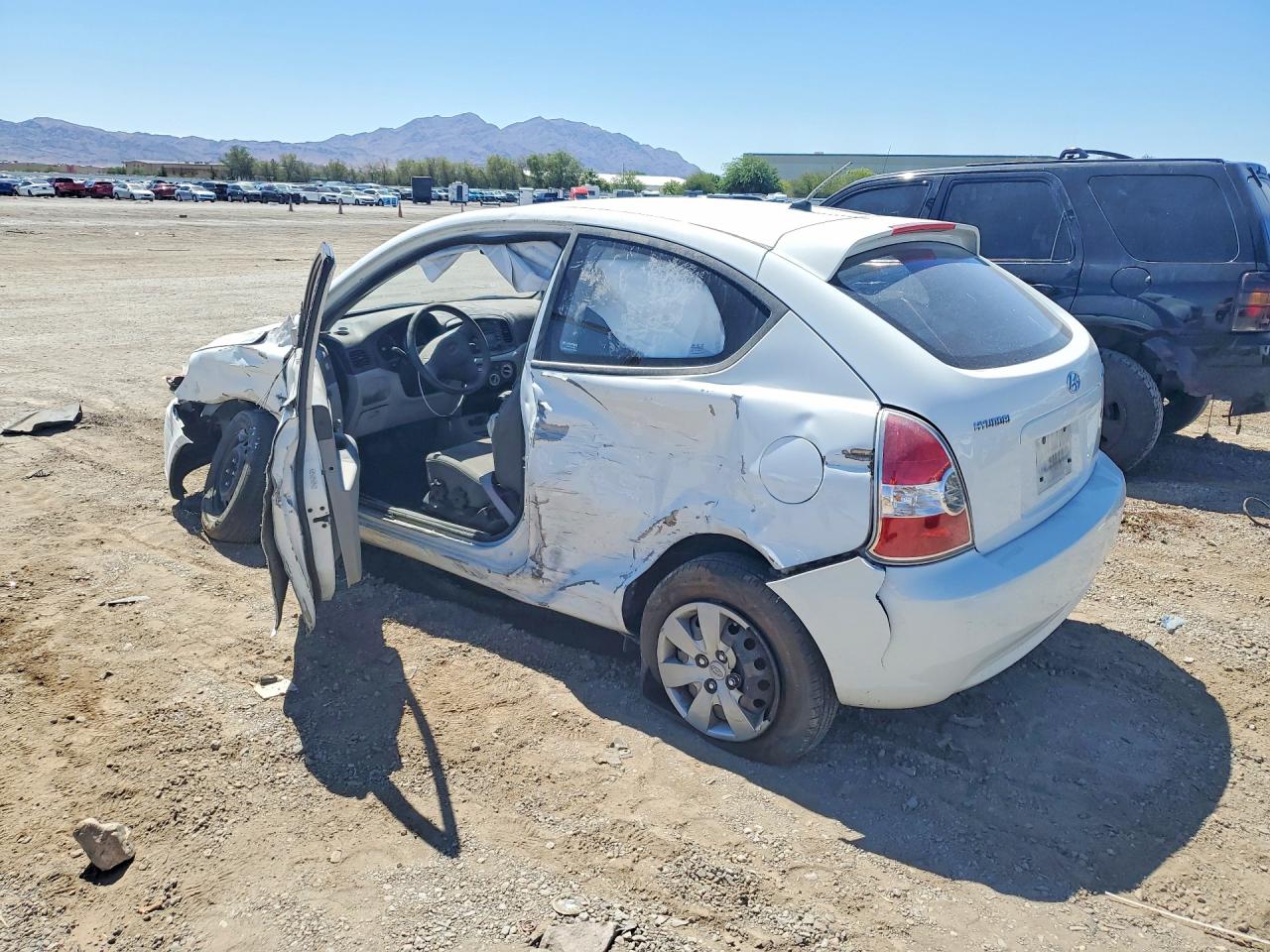 2008 Hyundai Accent Gs White vin: KMHCM36C08U073891